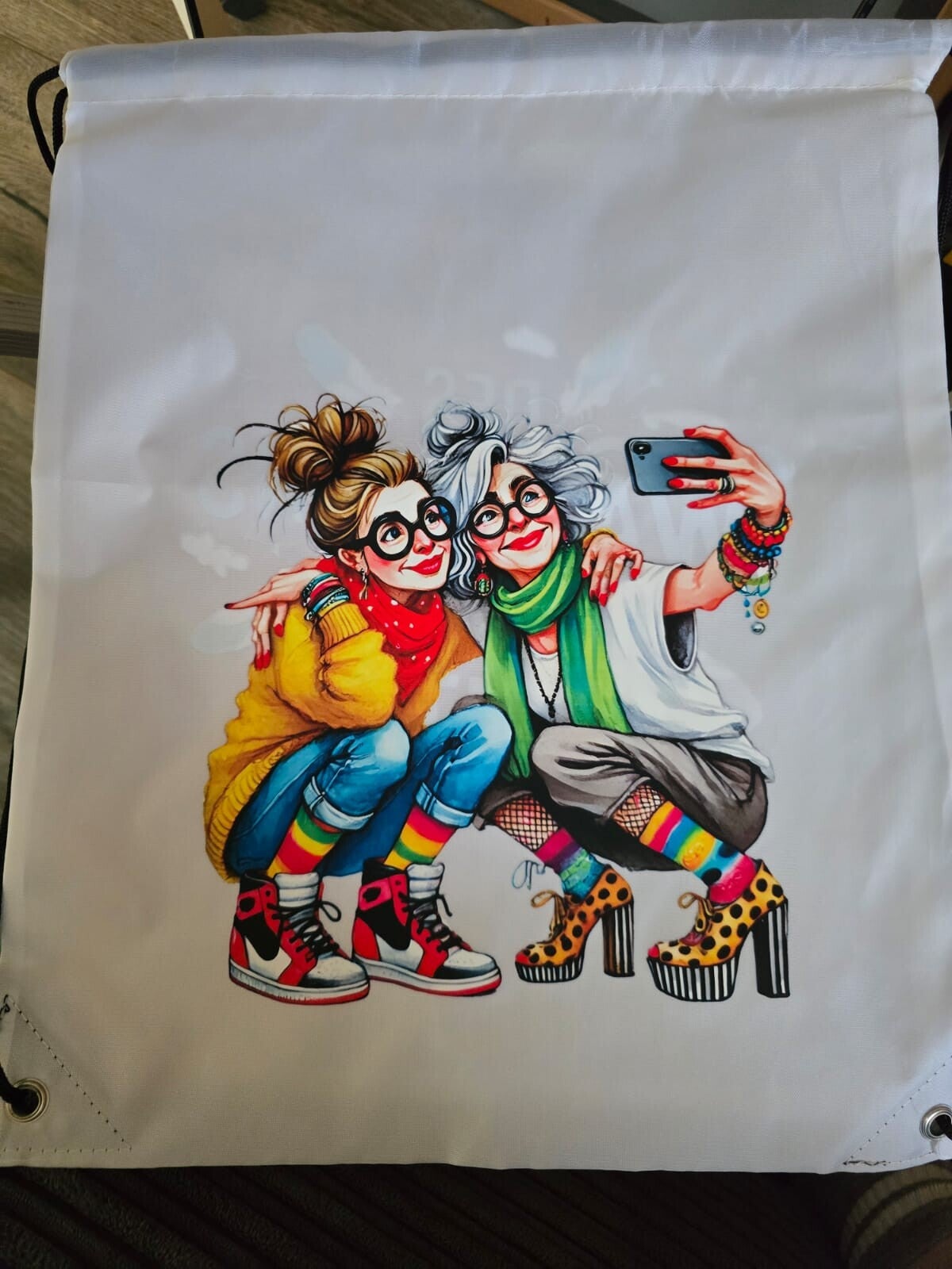 Schultertasche weiß Freundinnen hockend - fetter Beutel