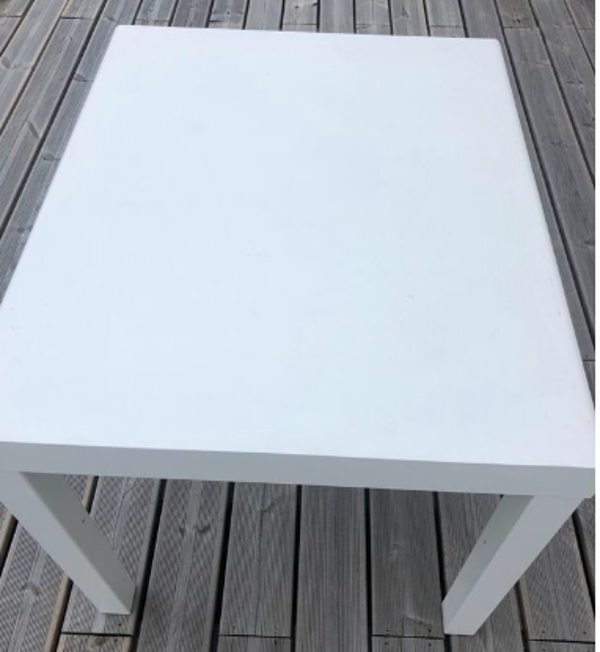 Table banche en métal