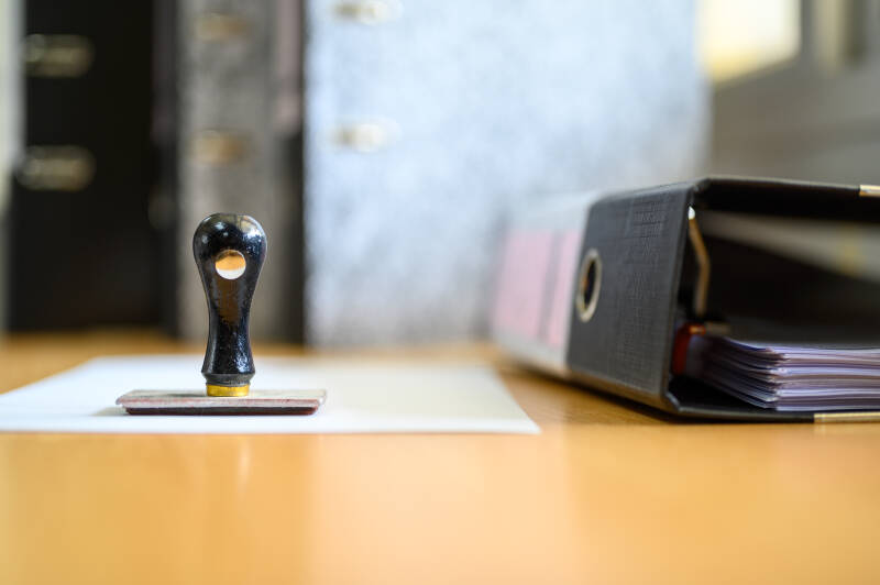 Verwaltungsrecht-Akte neben Stempel