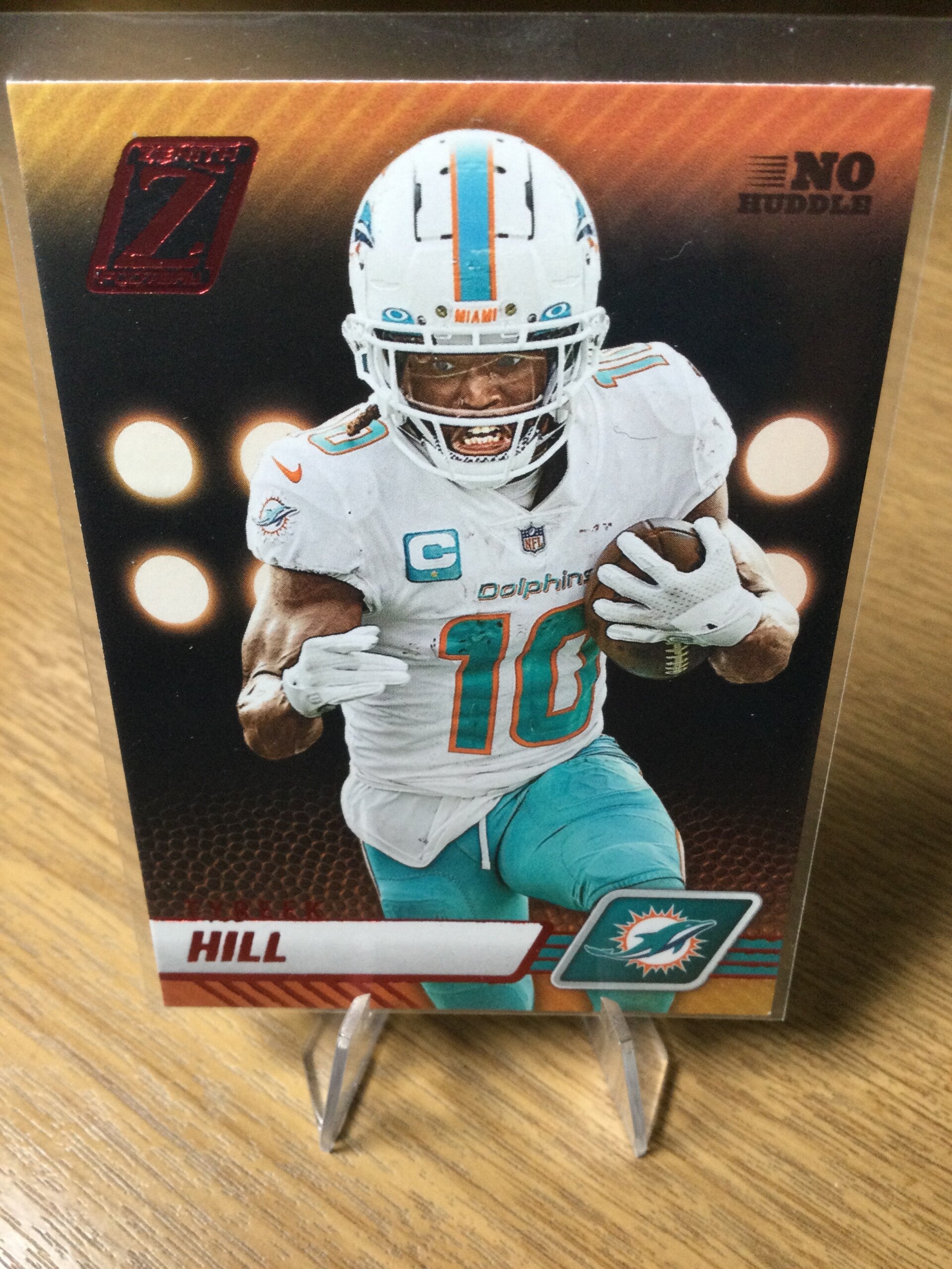 TYREEK HILL - 2023 PANINI ZENITH - NO HUDDLE RED PARALLEL #66