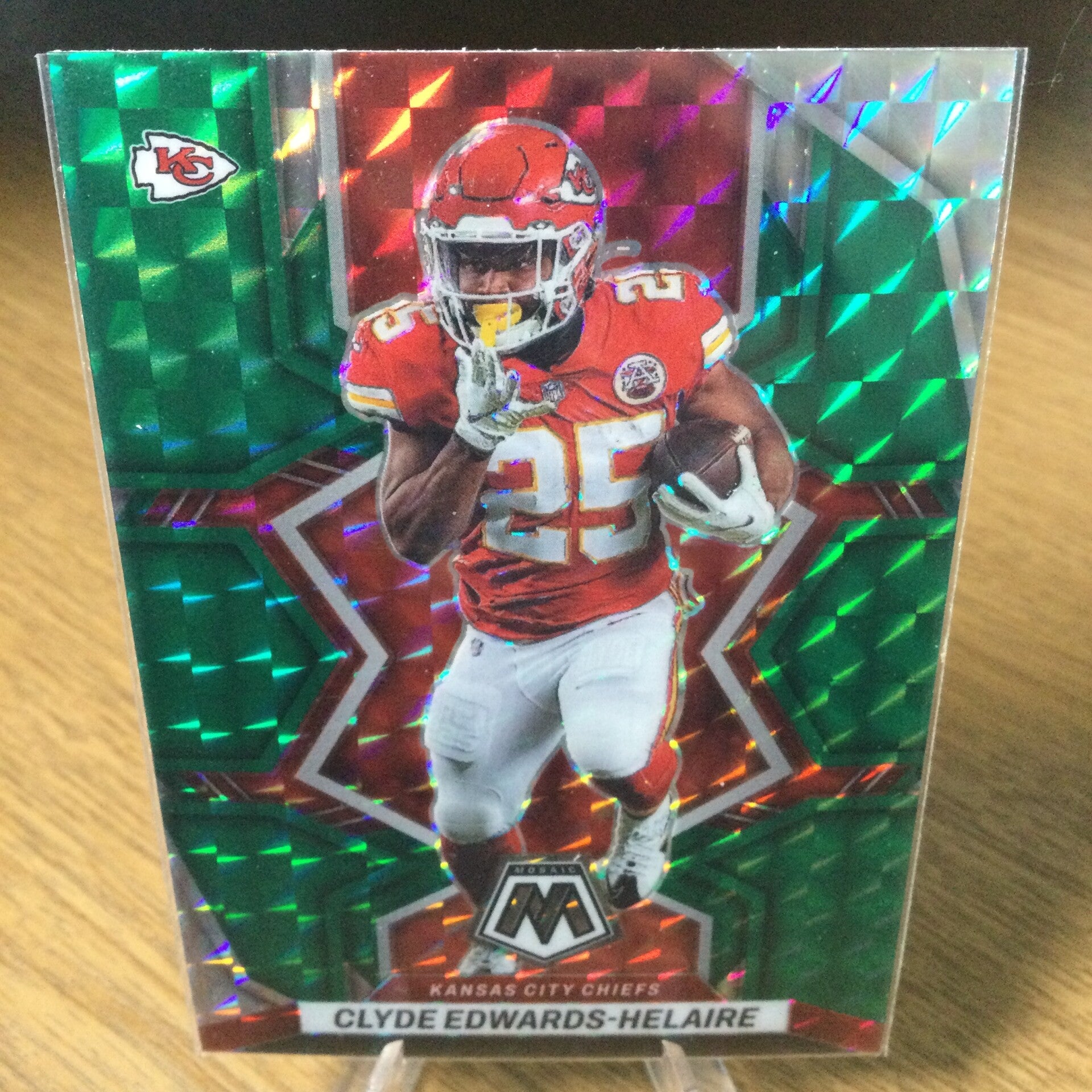 CLYDE EDWARDS-HELAIRE - 2022 PANINI MOSAIC - GREEN MOSAIC PRIZM #95 - KANSAS CITY CHIEFS
