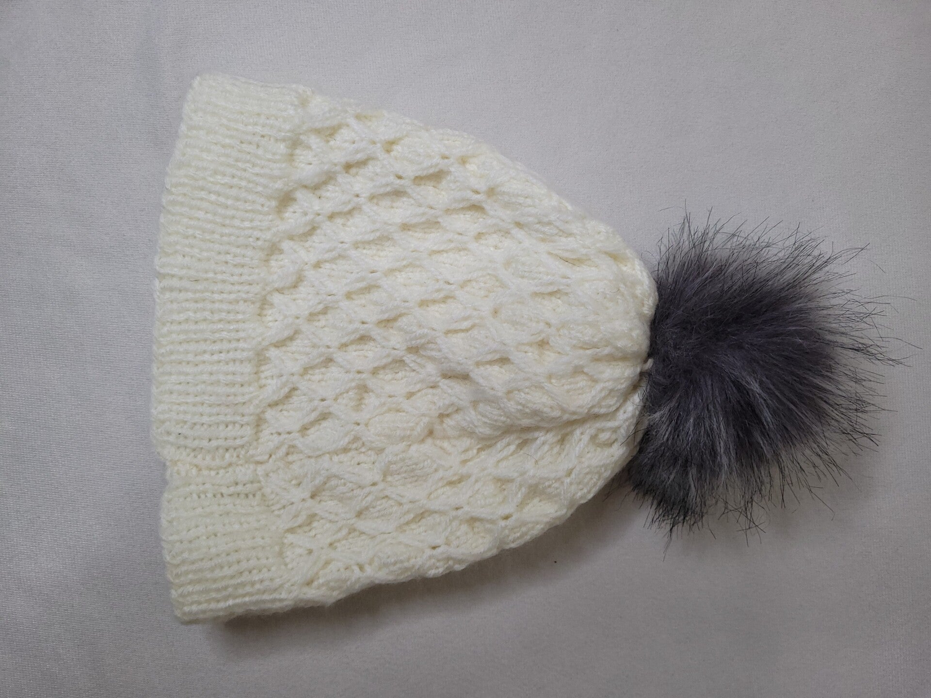 Bonnet blanc à pompom