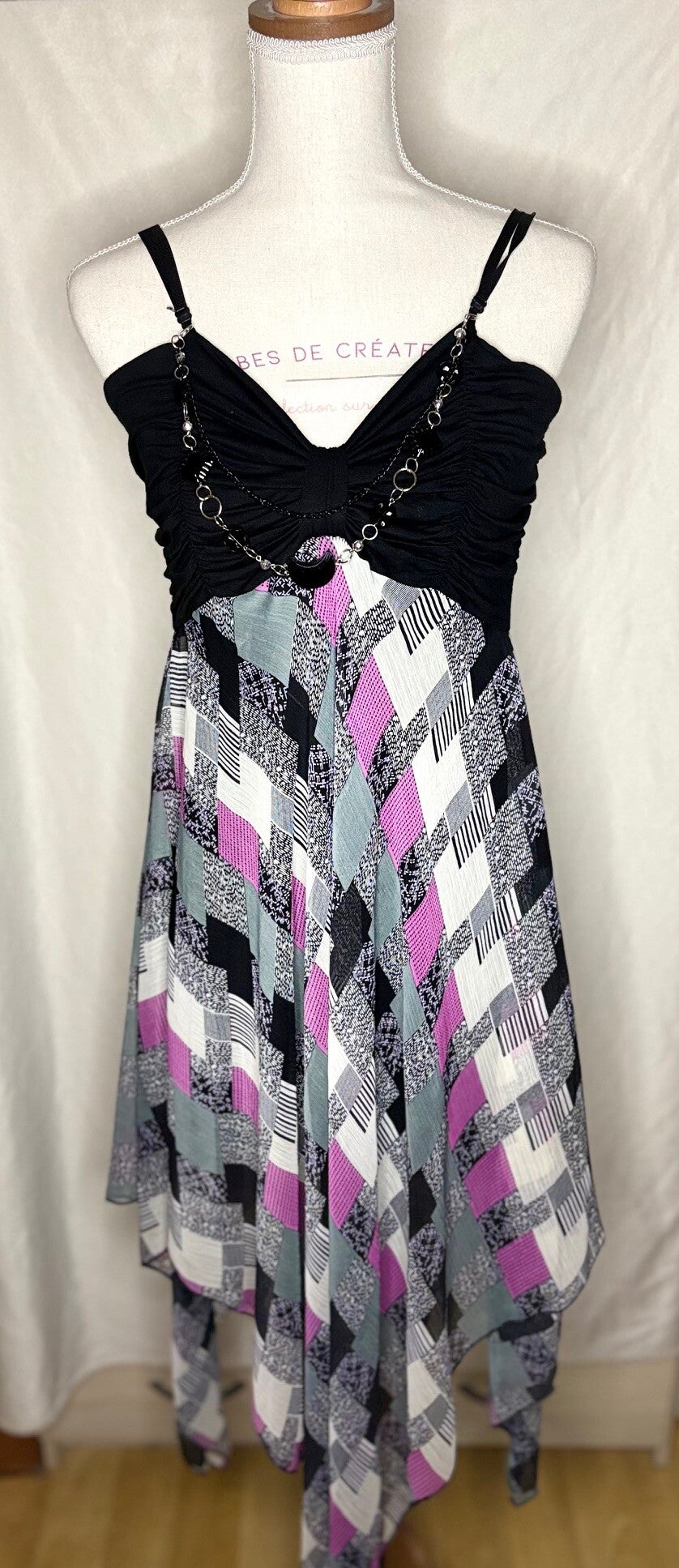 Robe noire et violette