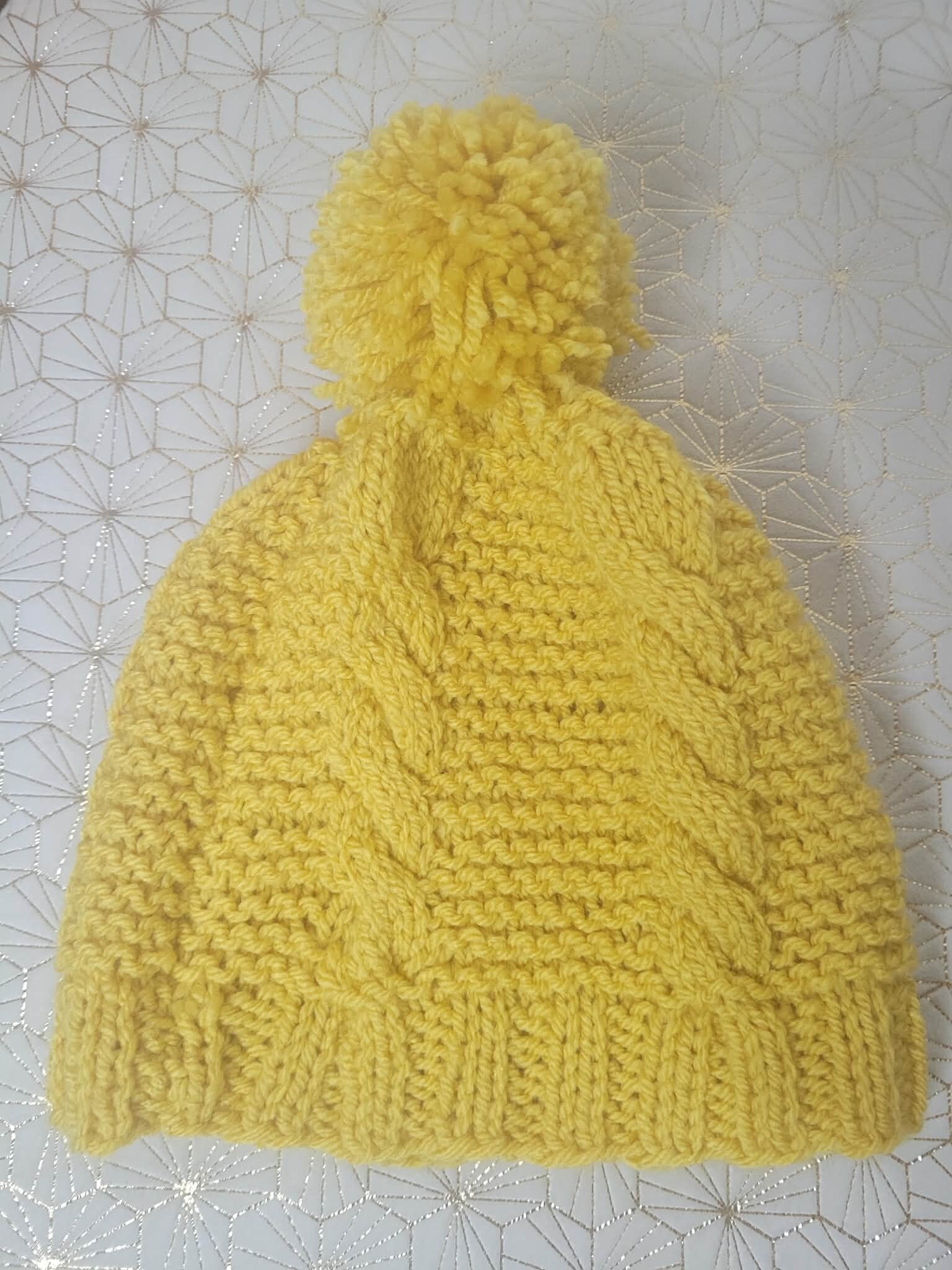 Bonnet jaune avec pompom