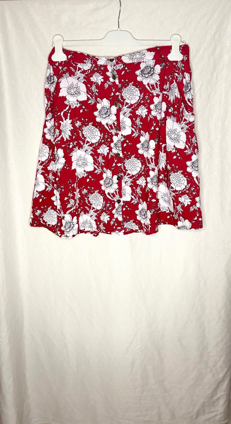 Jupe rouge et blanche à fleurs