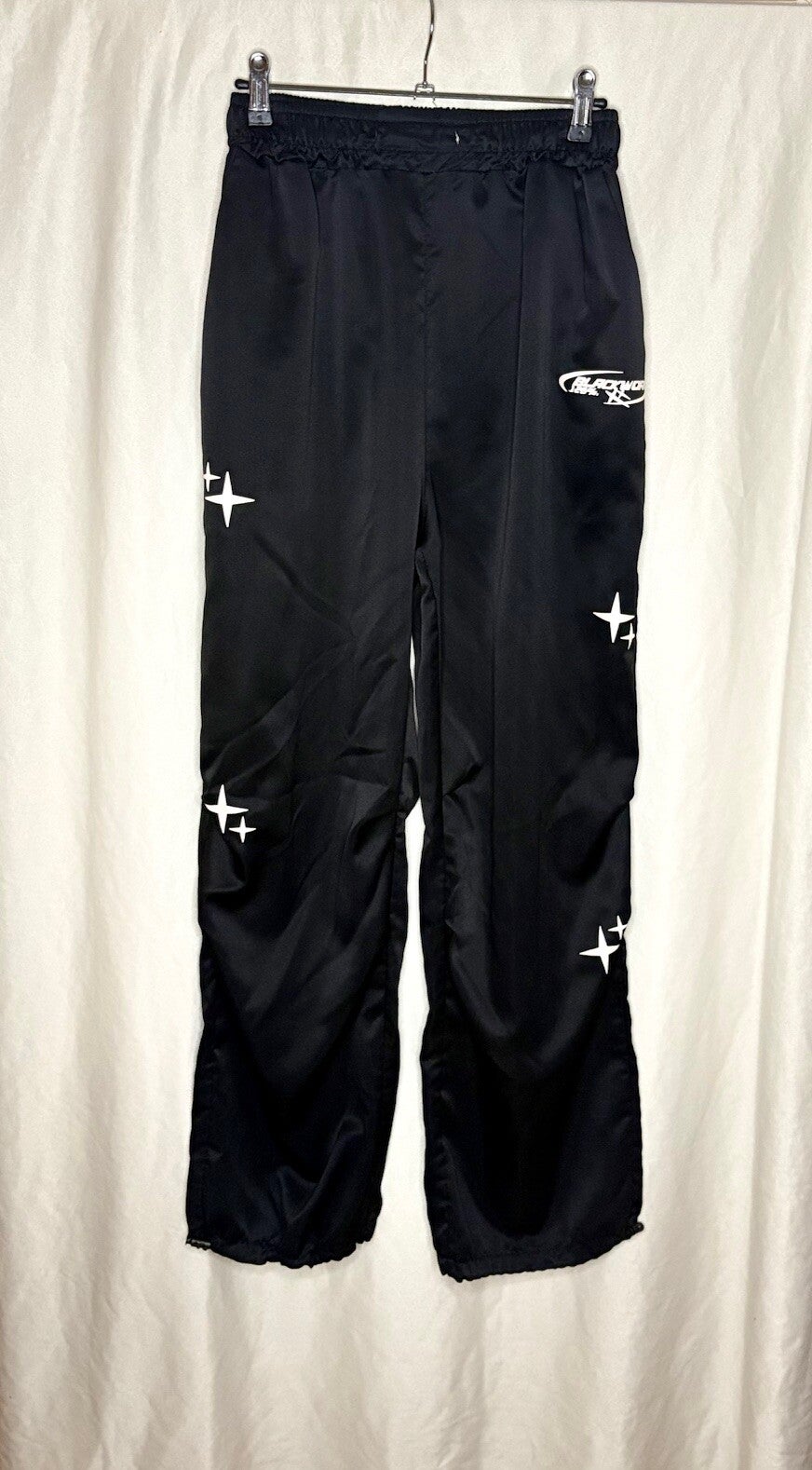 Pantalon noir à étoiles