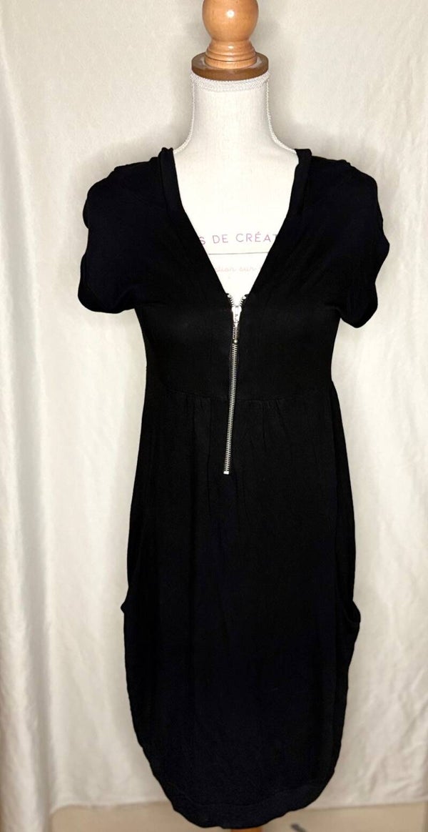 Robe noire à capuche