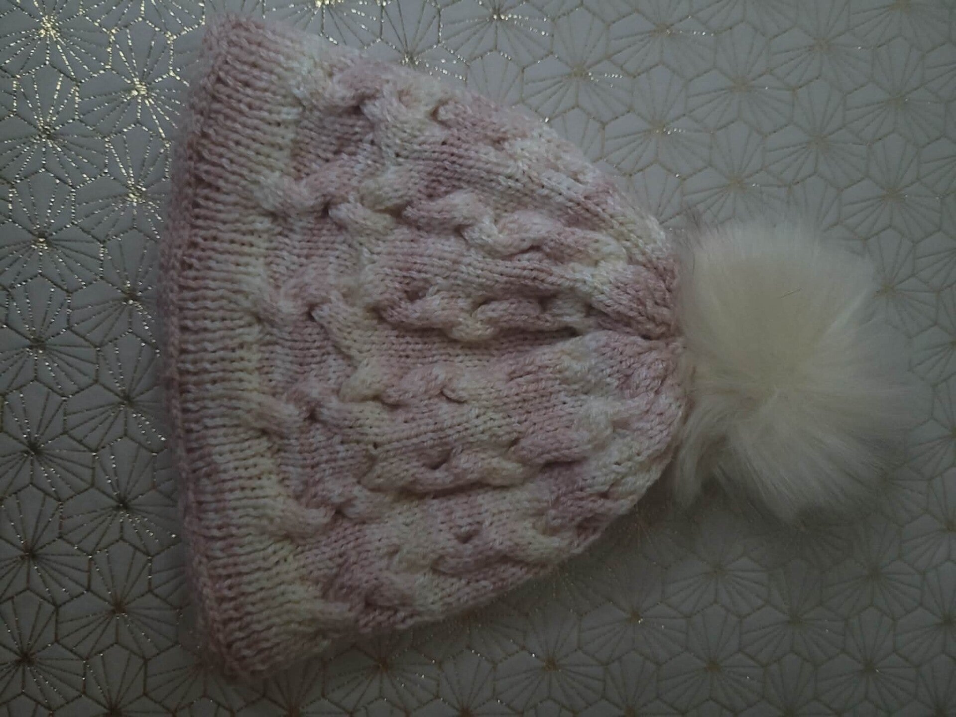 Bonnet rose pale et blanc