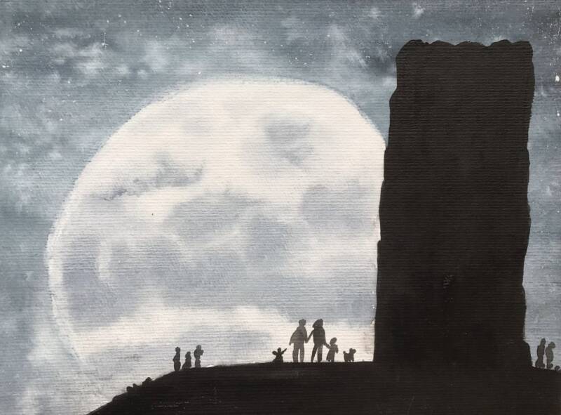 family-at-glostenbury-tor-under-the-moon_familie-am-glastonbury-tor-im-mond_dianasskylight-standard-rf3dzr.jpg
