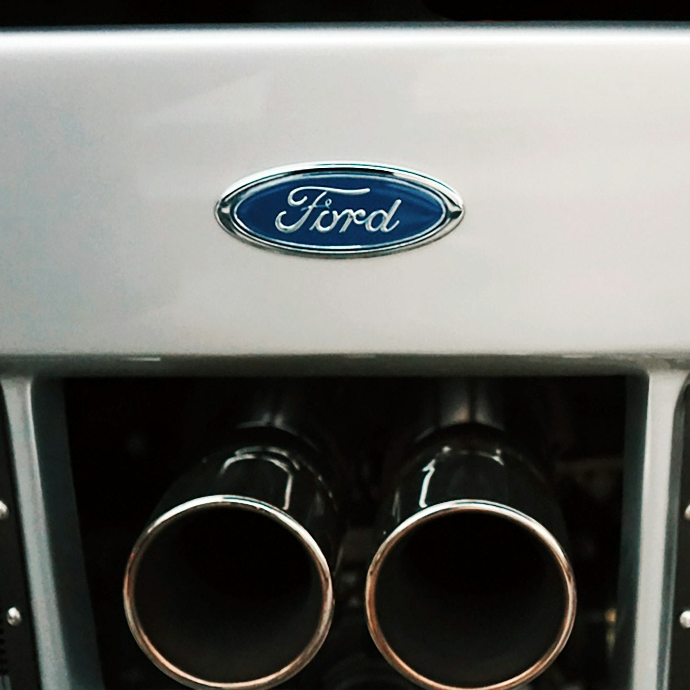 Explorez notre gamme exclusive de pièces conçues spécialement pour les passionnés de voitures de collection et de Youngtimer Ford. De l'intérieur à l'extérieur, en passant par le compartiment moteur, nous offrons une sélection minutieusement fabriquée pou