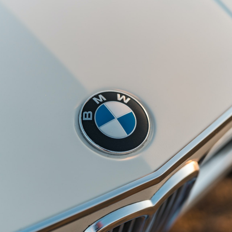 Explorez notre gamme exclusive de pièces conçues spécialement pour les passionnés de voitures de collection et de Youngtimer BMW. De l'intérieur à l'extérieur, en passant par le compartiment moteur, nous offrons une sélection minutieusement fabriquée pour