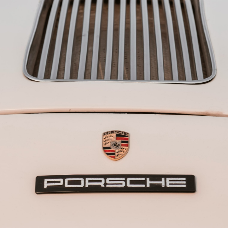 Explorez notre gamme exclusive de pièces conçues spécialement pour les passionnés de voitures de collection et de Youngtimer Porsche. De l'intérieur à l'extérieur, en passant par le compartiment moteur, nous offrons une sélection minutieusement fabriquée 