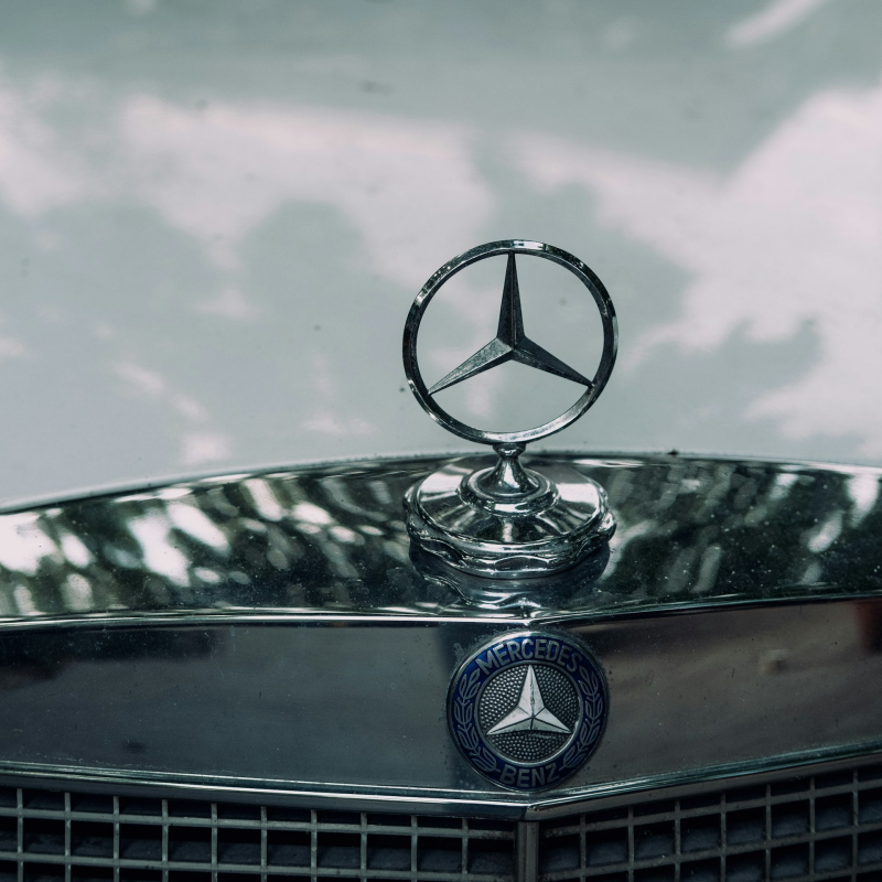 Explorez notre gamme exclusive de pièces conçues spécialement pour les passionnés de voitures de collection et de Youngtimer Mercedes. De l'intérieur à l'extérieur, en passant par le compartiment moteur, nous offrons une sélection minutieusement fabriquée