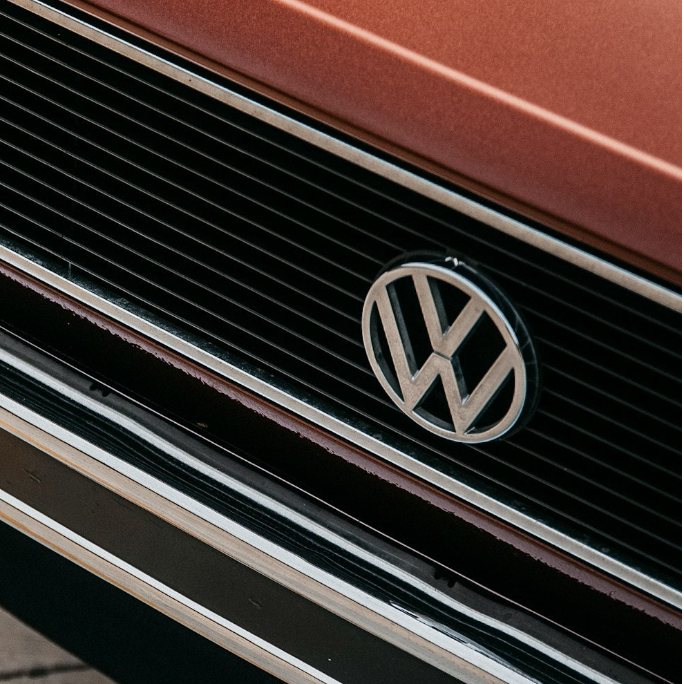 Explorez notre gamme exclusive de pièces conçues spécialement pour les passionnés de voitures de collection et de Youngtimer Vw. De l'intérieur à l'extérieur, en passant par le compartiment moteur, nous offrons une sélection minutieusement fabriquée pou