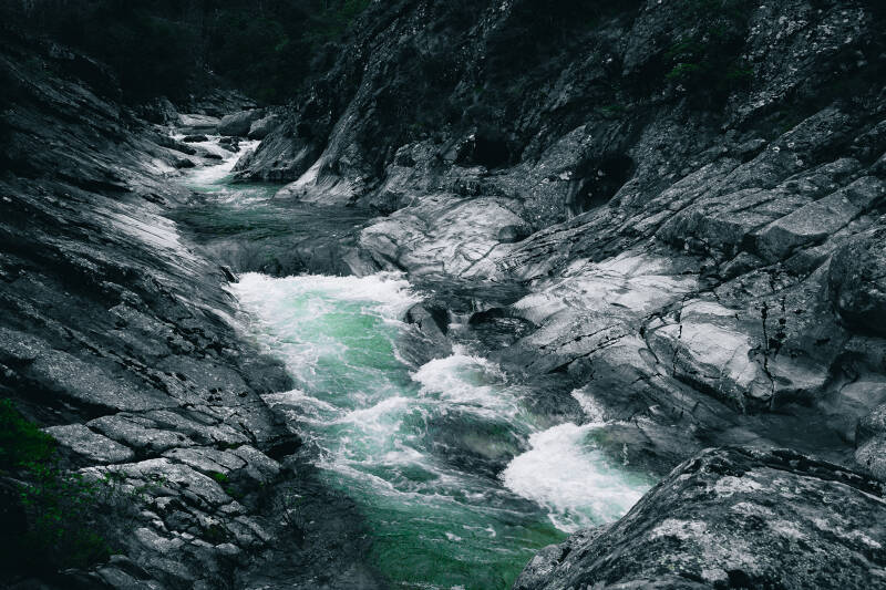 Remous de la Glueyre en Ardèche, contraste entre l'eau vive et les parois minérales sculptées par le temps.