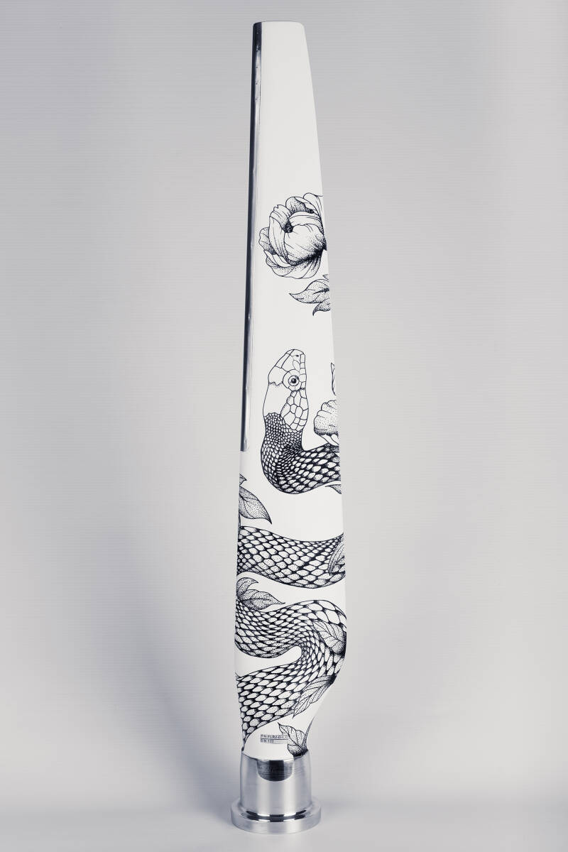 Pale d’hélice d’avion recyclée, modèle Flair 2 Duc Hélices, transformée en œuvre d’art. La surface blanche est décorée d’un dessin noir fin et détaillé représentant un serpent ondulant parmi des fleurs, réalisé en pointillisme et lignes graphiques. 
