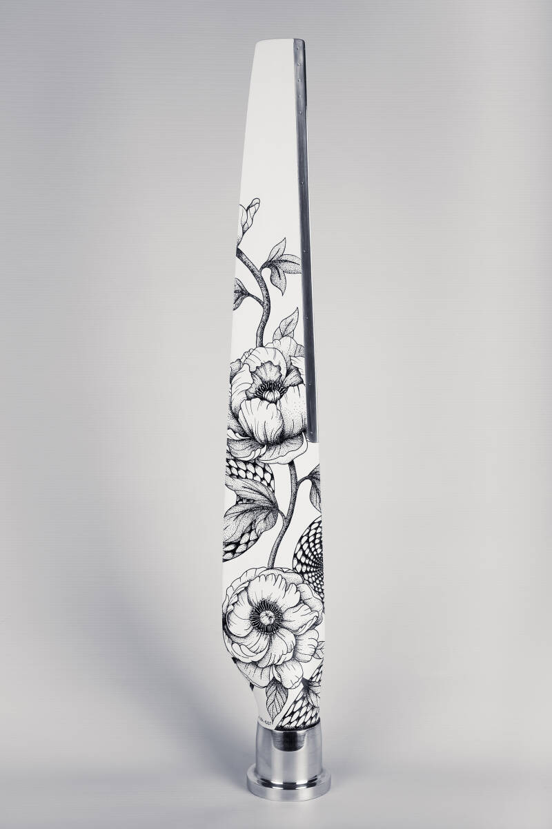 Pale d’hélice d’avion recyclée, modèle Flair 2 Duc Hélices, transformée en œuvre d’art. La surface blanche est décorée d’un dessin noir fin et détaillé représentant des pivoines des fleurs, réalisé en pointillisme et lignes graphiques.