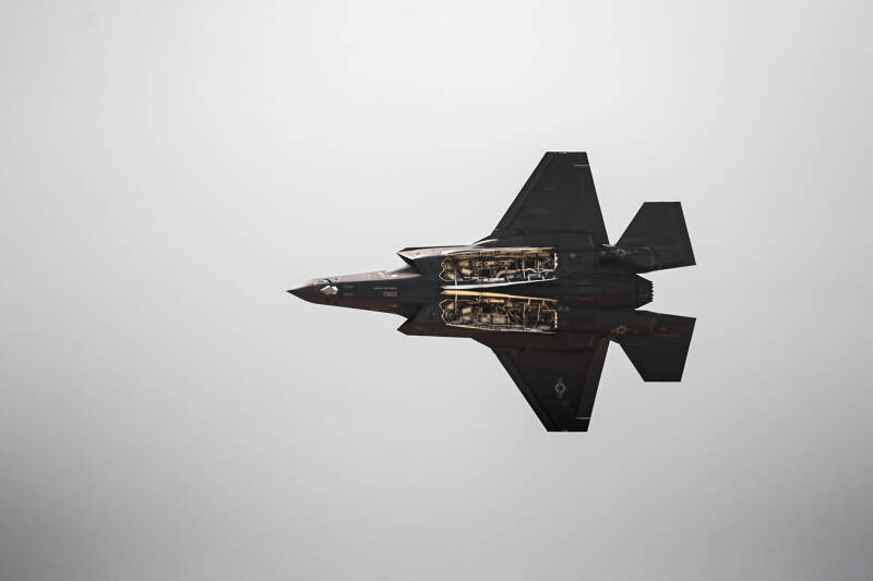 Photographie d’un F-35 Lightning II en vol au Salon du Bourget 2025, avion de chasse furtif américain de cinquième génération, vue de dessous