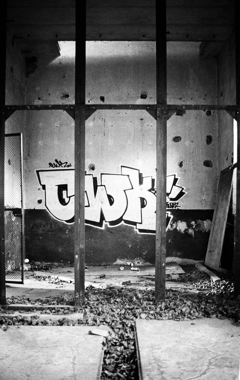 Photographie argentique, Olympus OM2N, Olympus F Zuiko 50 mm 1,8, Graffiti urbex