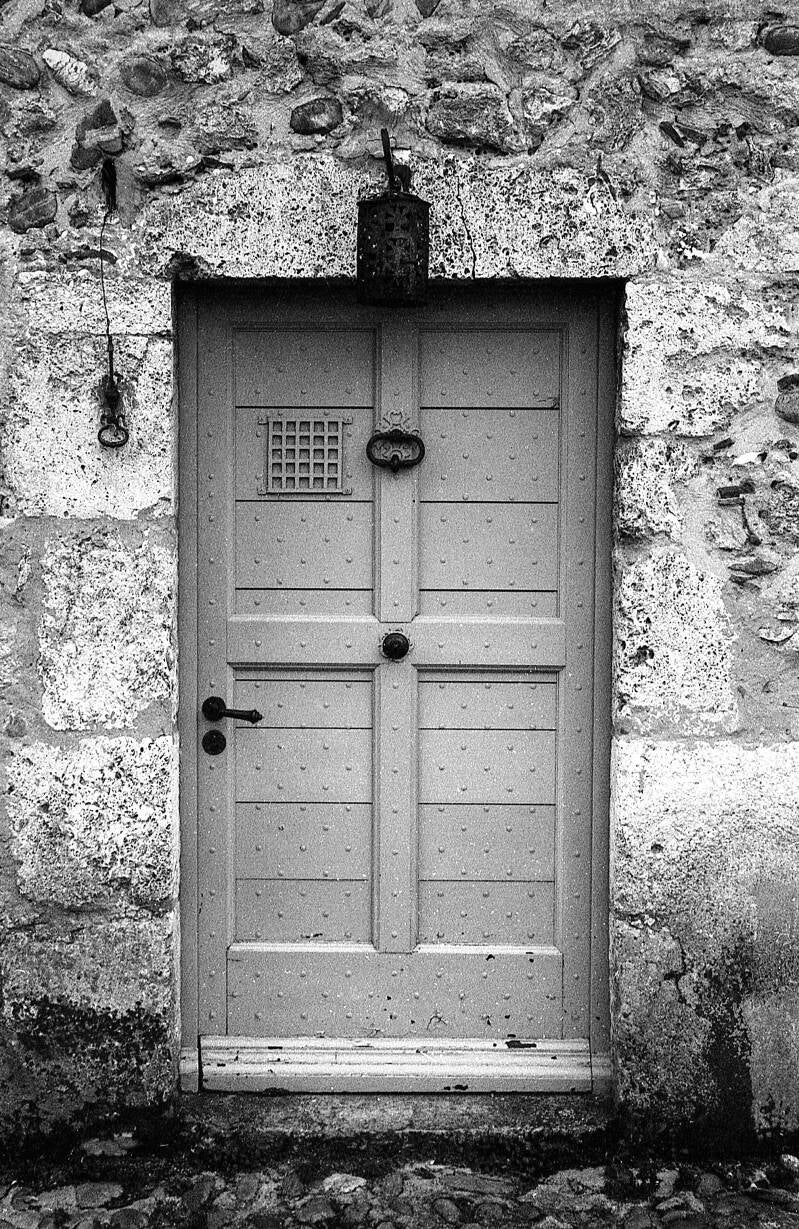 Photographie argentique, Canon 33v, ILFORD HP5 plus 400, Ancienne porte