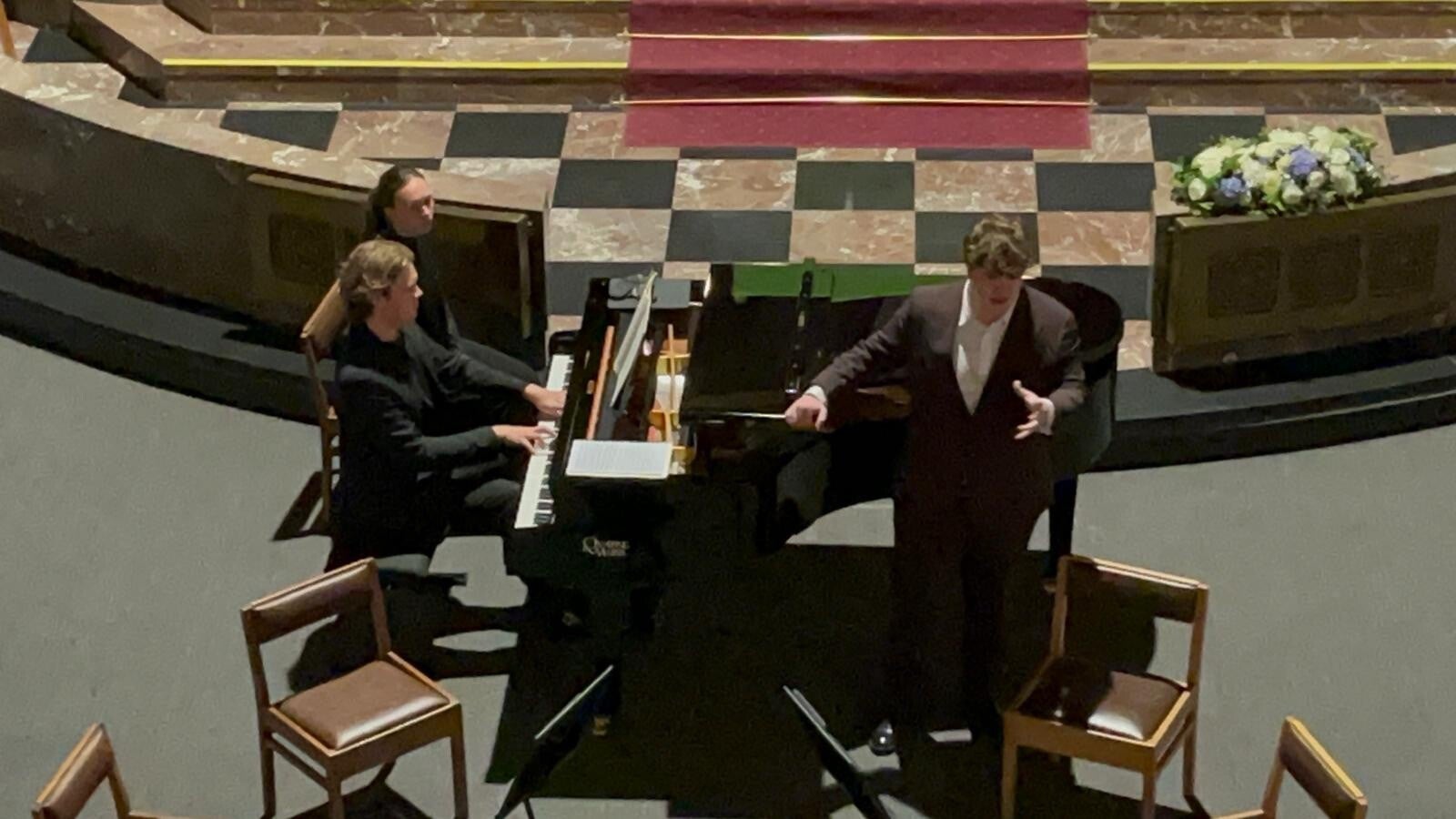 Twee mannen aan een vleugelpiano