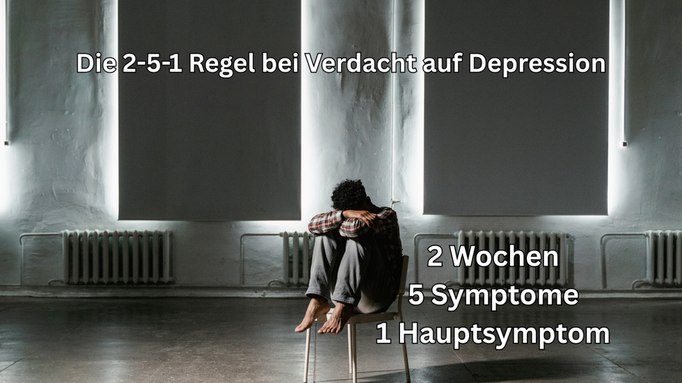 Die 2-5-1 Regel bei Verdacht auf Depression. Mann traurig auf Stuhl in großer Halle