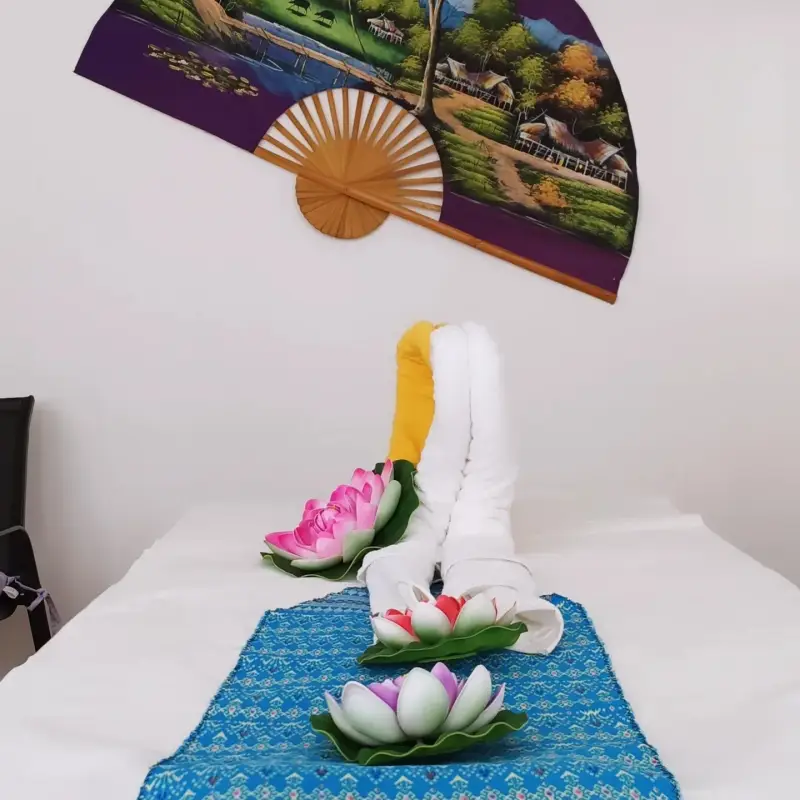 Ventaglio tradizionale thailandese sopra al lettino da massaggio thailandese a Lugano 