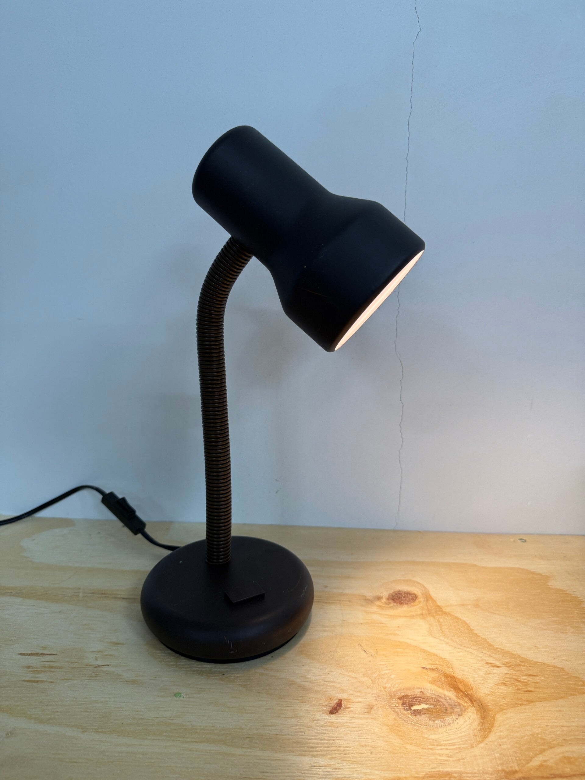 Vintage bureaulamp in donkerbruin met flexibele arm.