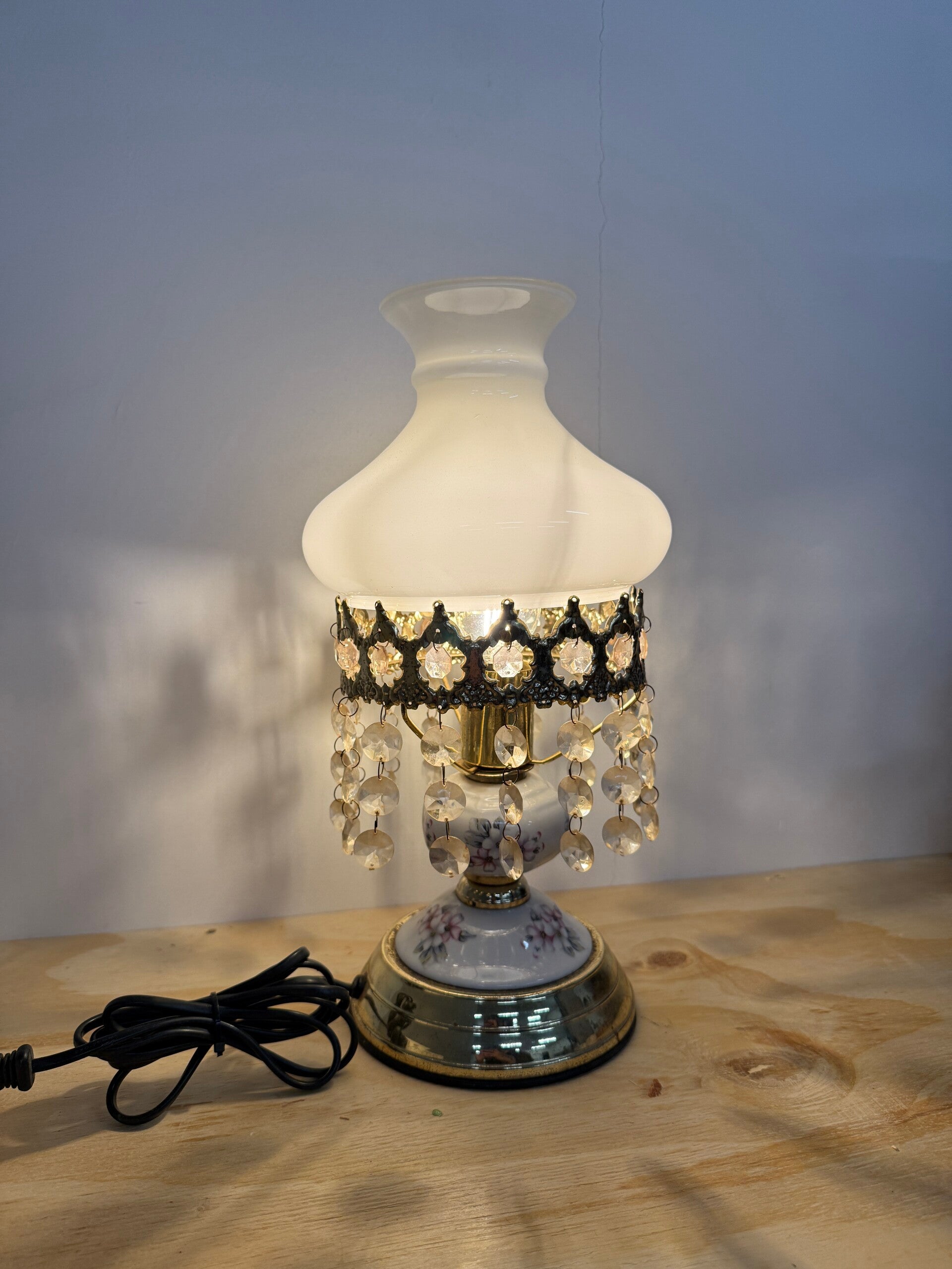 Vintage tafellamp met kristallen details – romantisch klassiek