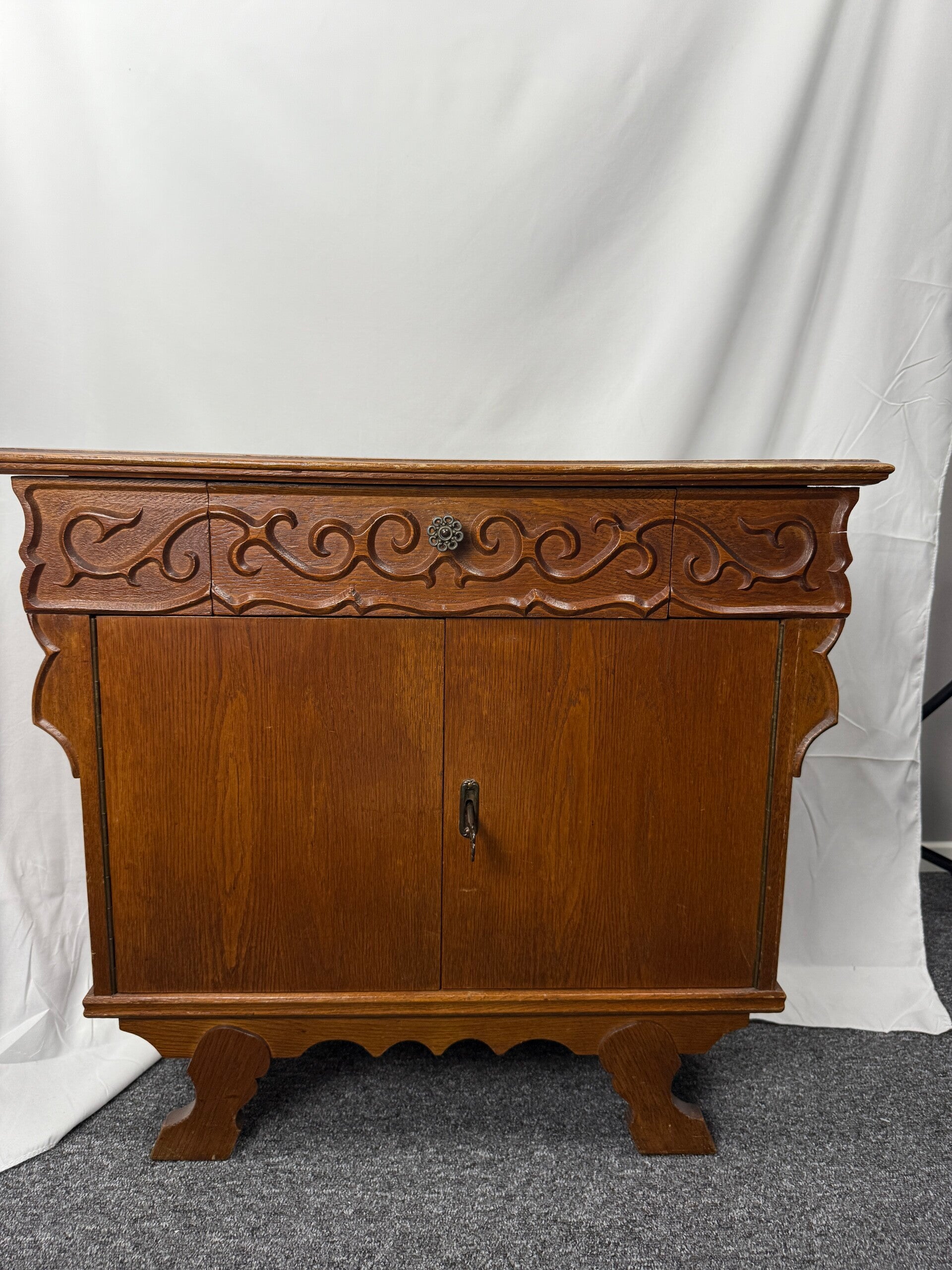 Vintage houten dressoir – sierlijk houtsnijwerk – jaren 40/50 stijl