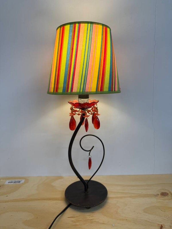 Vintage tafellamp met kleurrijke gestreepte kap & rode kristalaccenten