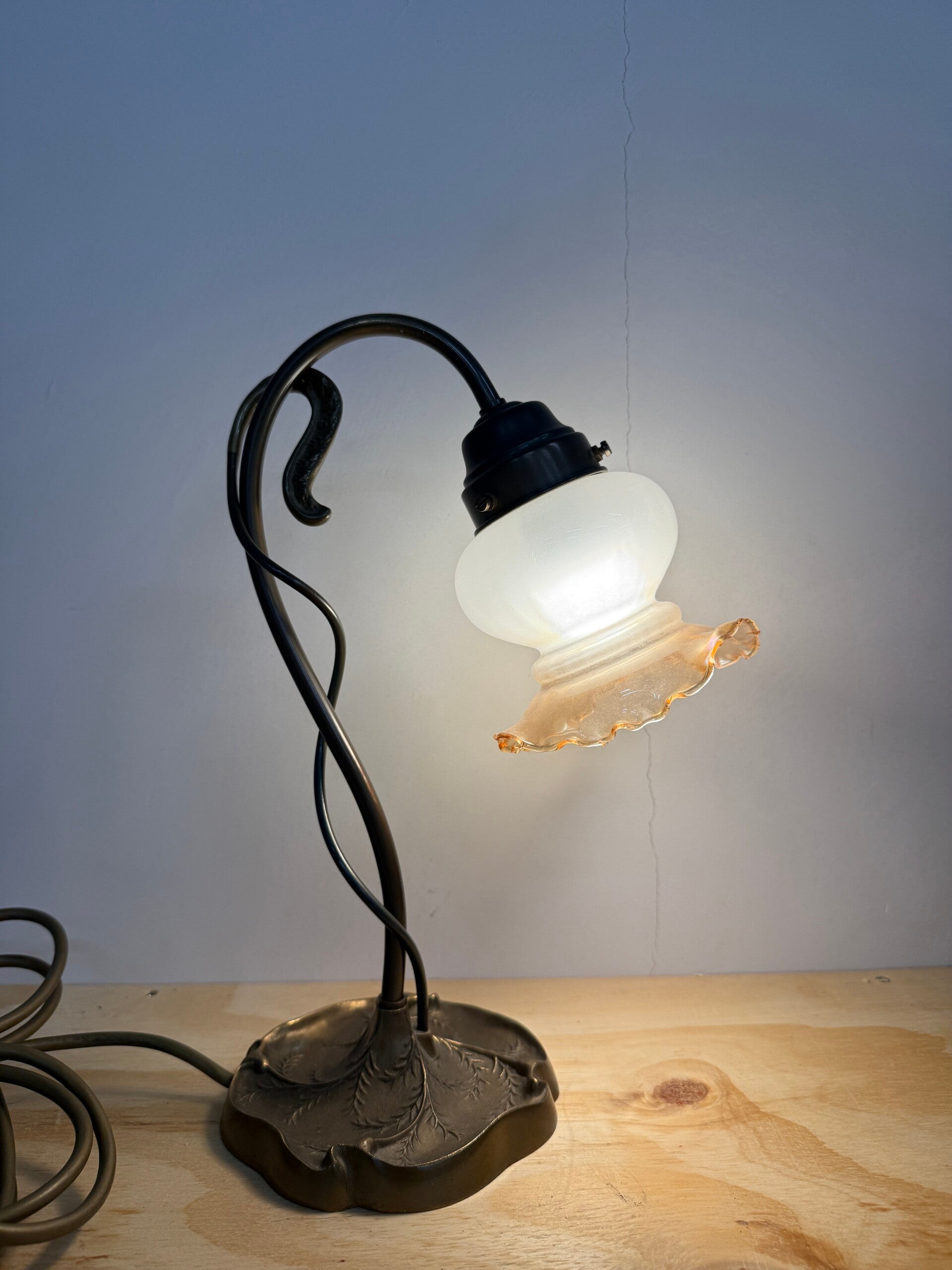 Vintage tafellamp Art Nouveau stijl – sierlijk met glas