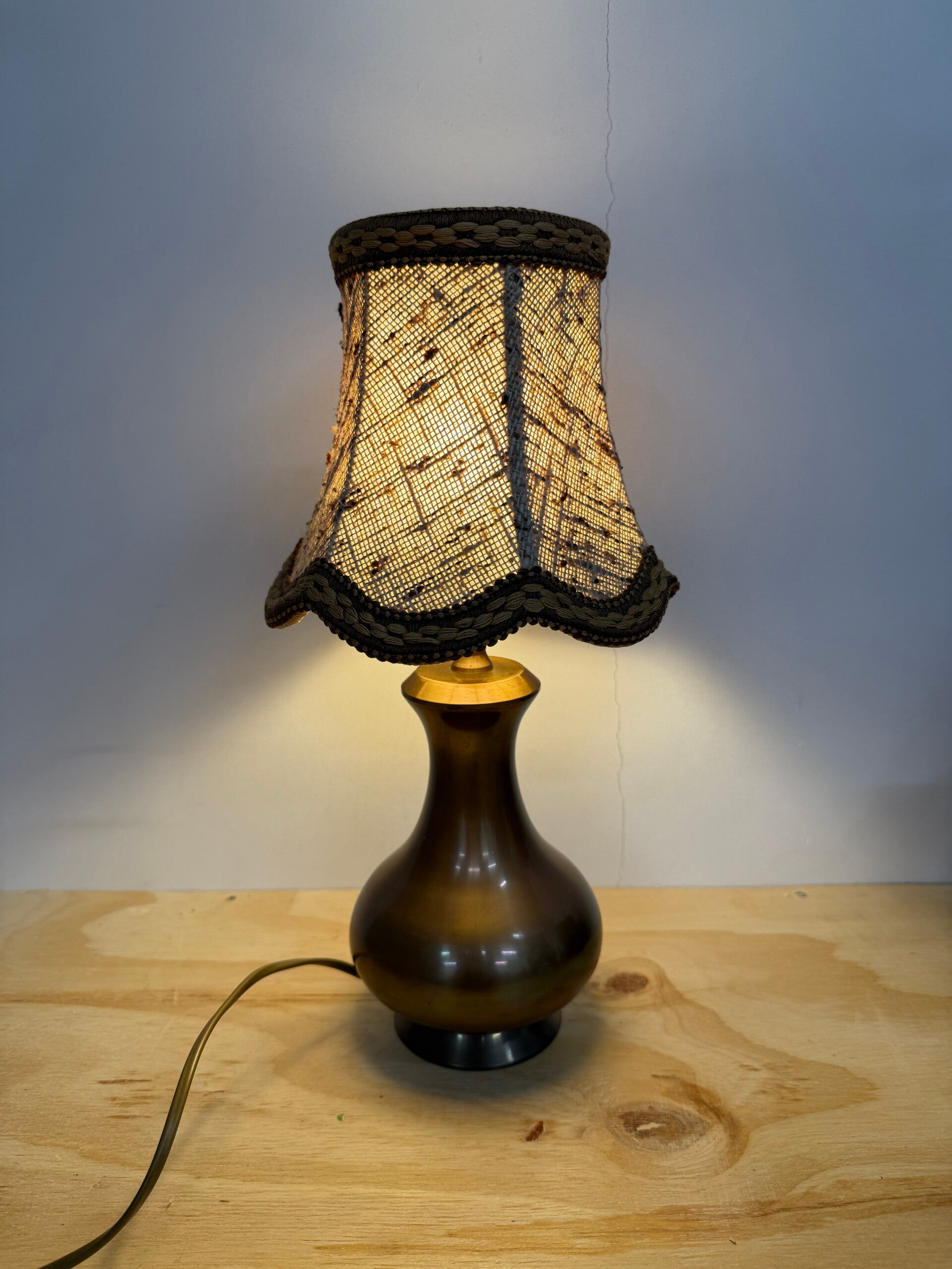 Vintage tafellamp met stoffen kap – warm retro design