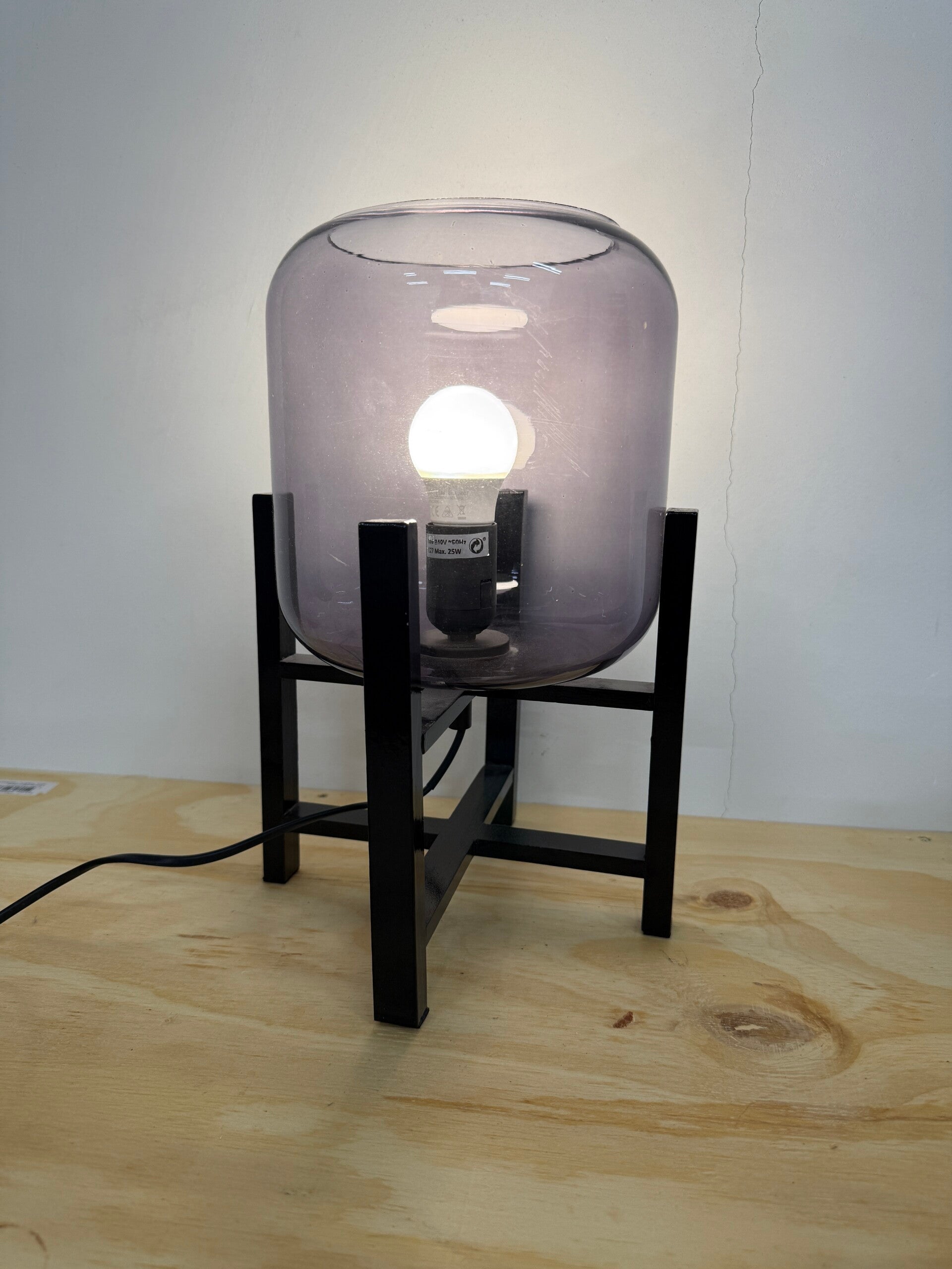 Moderne tafellamp met rookglas kap & zwart metalen frame