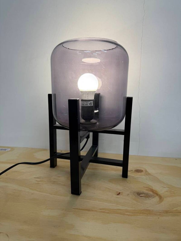 Moderne tafellamp met rookglas kap & zwart metalen frame