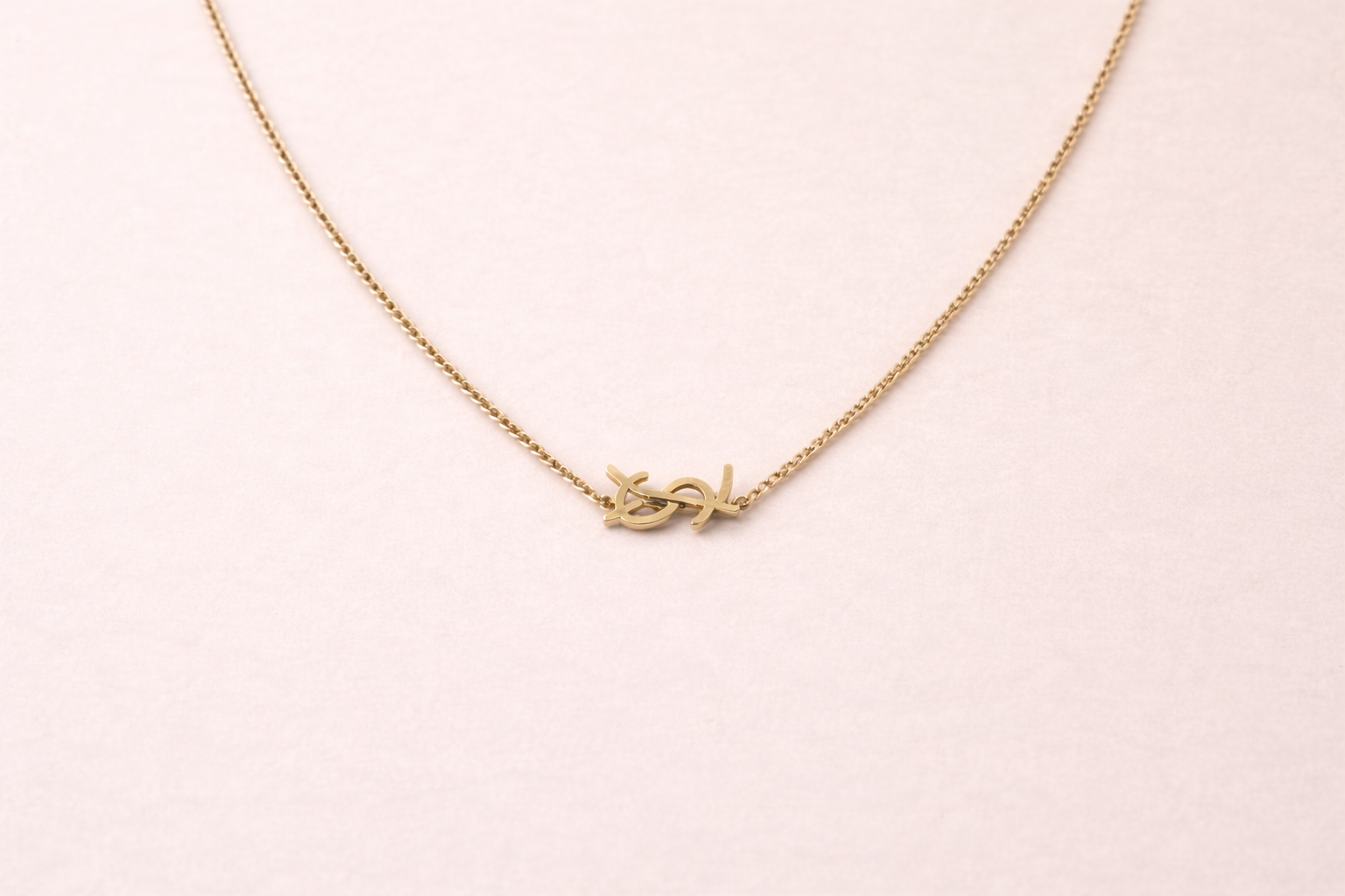 Minimalistische ketting met logo-detail – goud