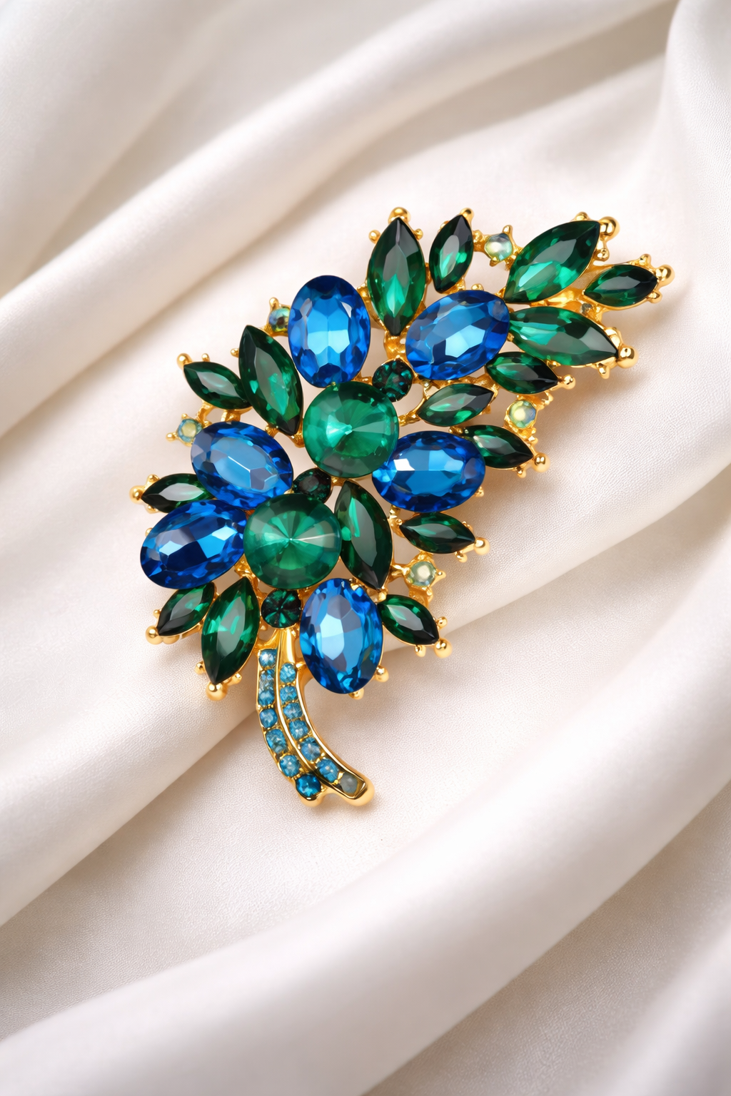 Elegante broche met blauwe & groene kristallen