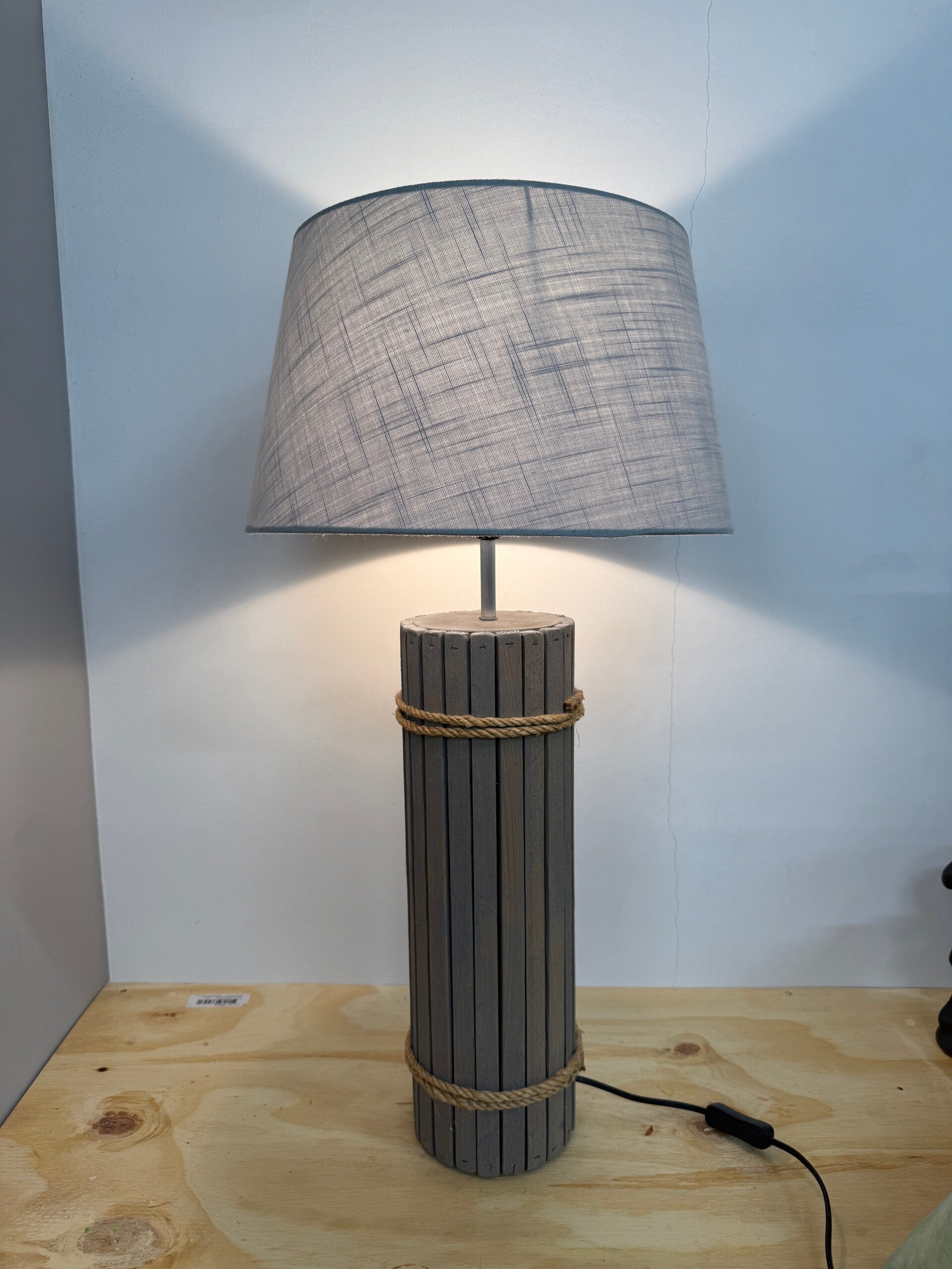 Ibiza style tafellamp – boho / coastal – hout & linnen kap