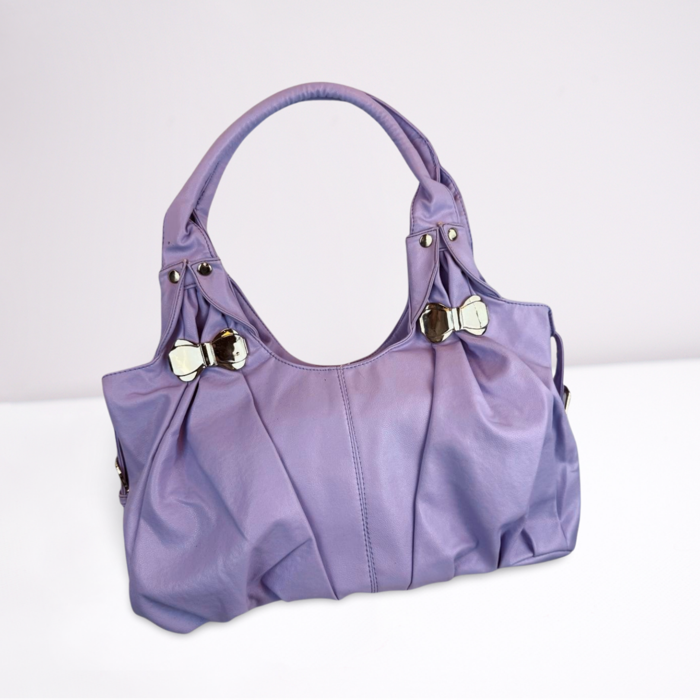 Vintage lila handtas met zilverkleurige strikdetails