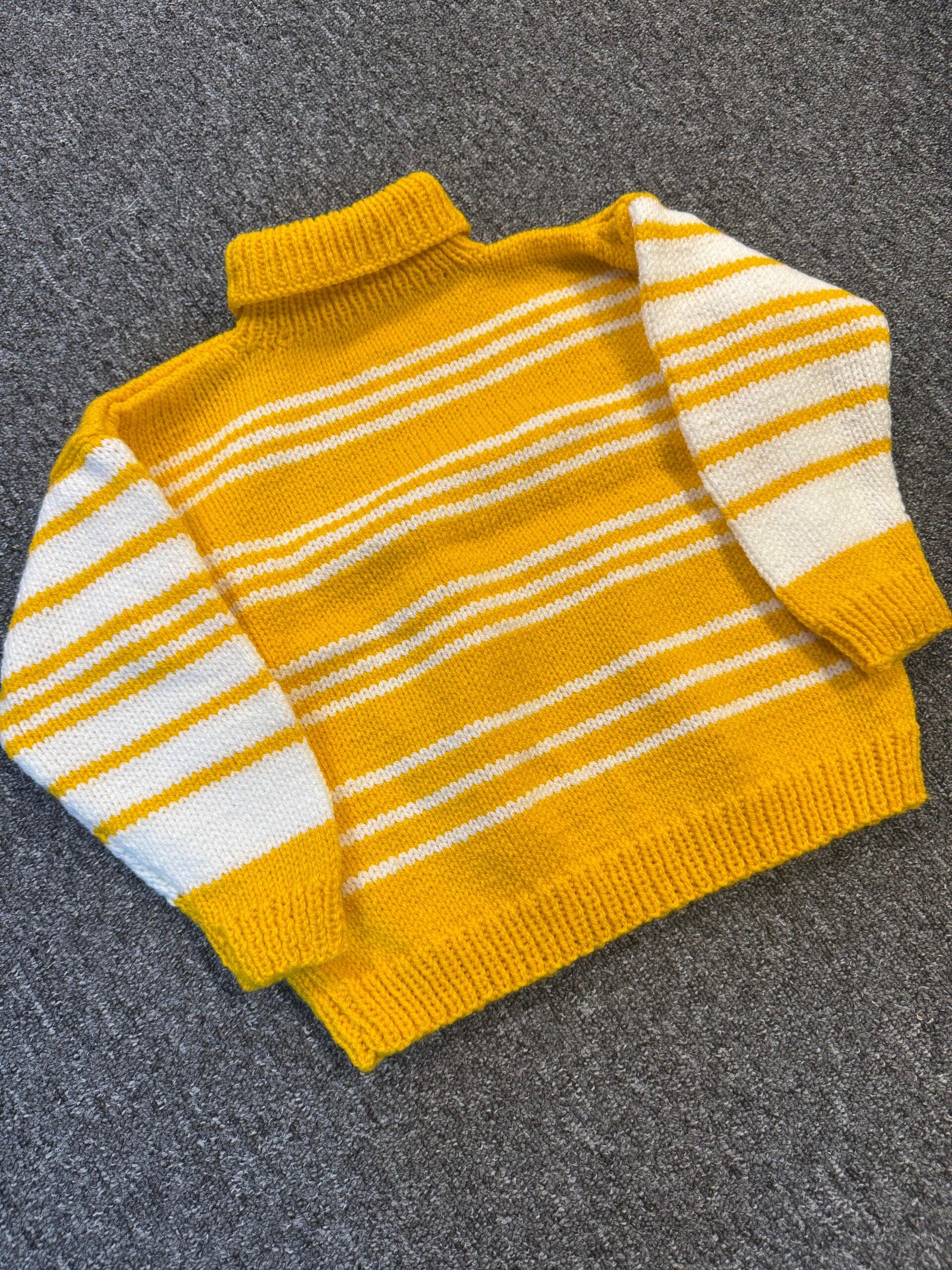 Vintage gebreide kindertrui – geel/wit gestreept