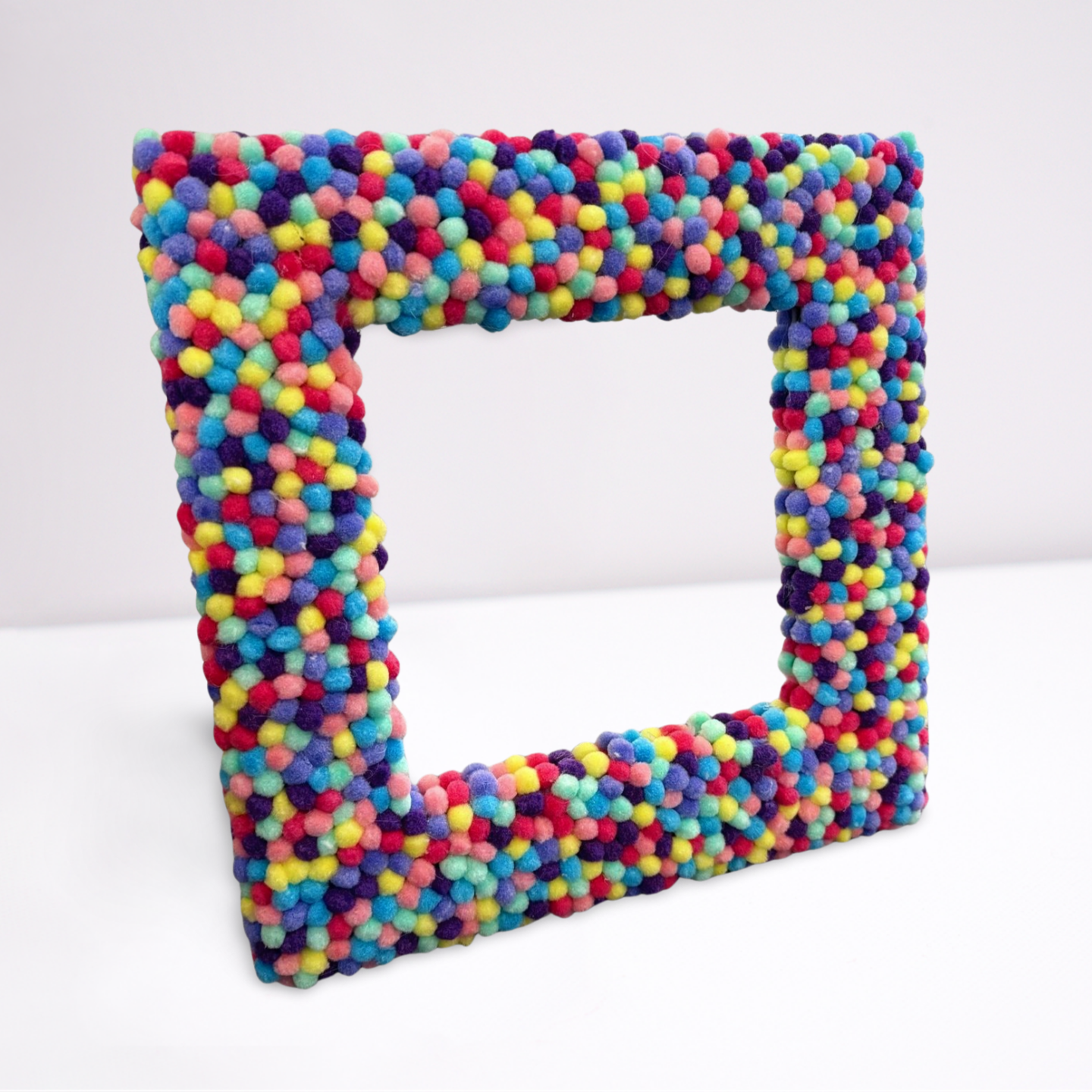 Handgemaakte pompon spiegel – kleurrijk statement (36 × 36 cm)
