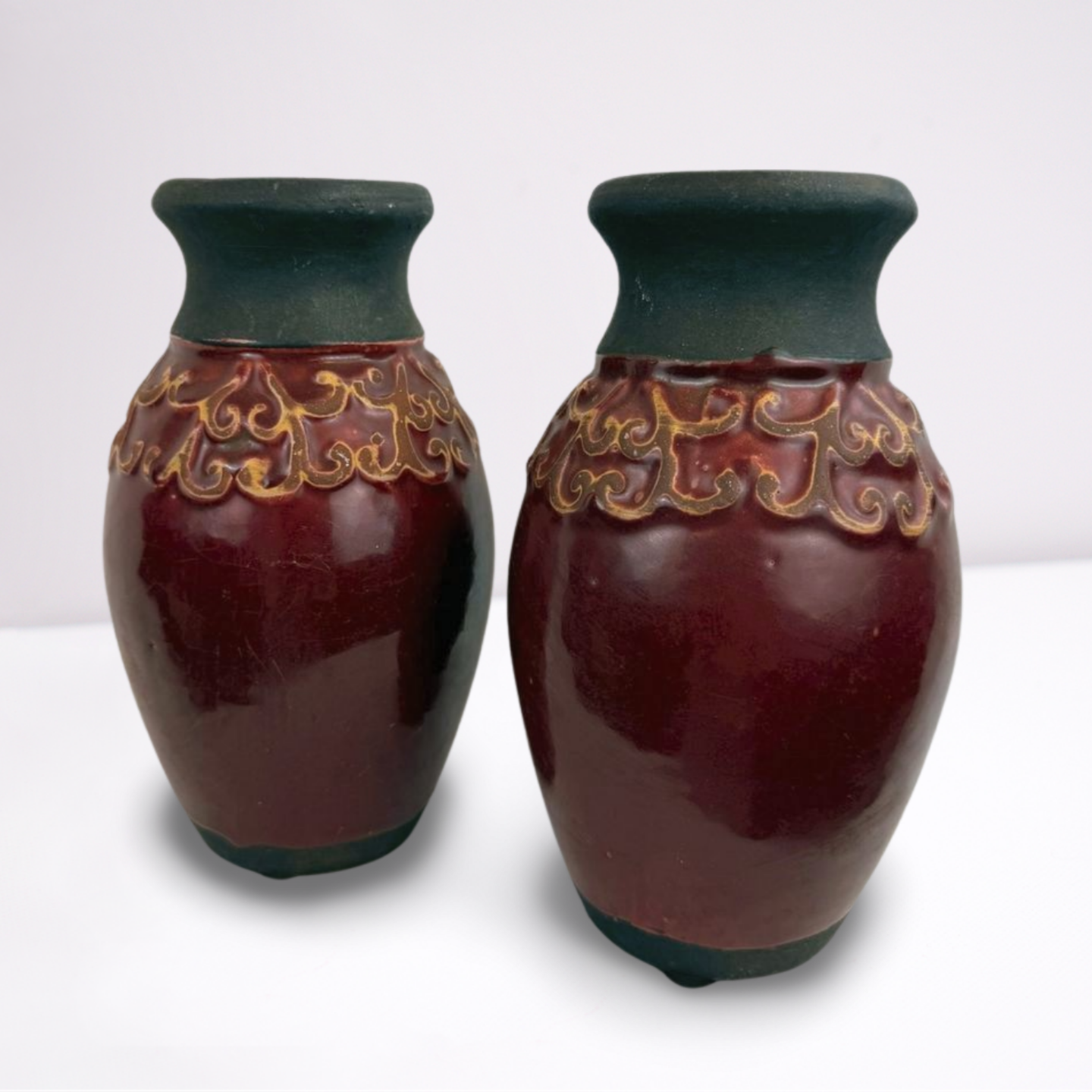 Vintage keramische vaas – bordeaux rood met reliëf