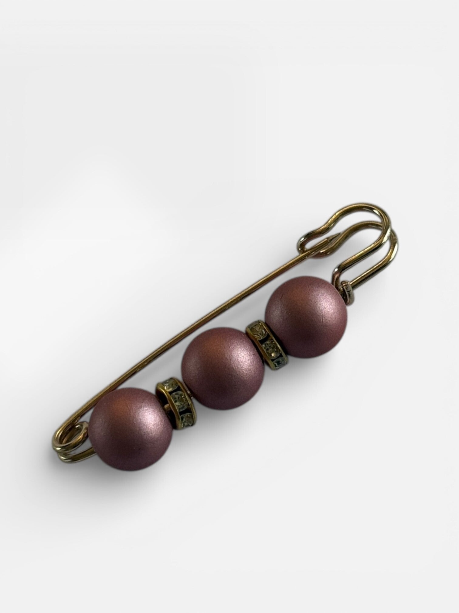 Vintage broche met kralen – bordeaux / rosé tint – speldsluiting