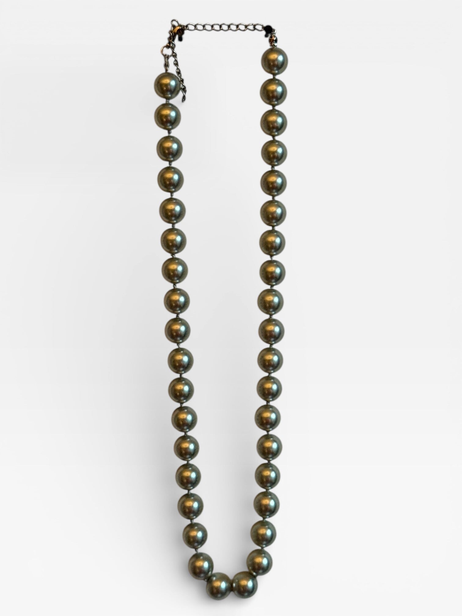 Groene metallic kralen ketting – minimalistisch statement