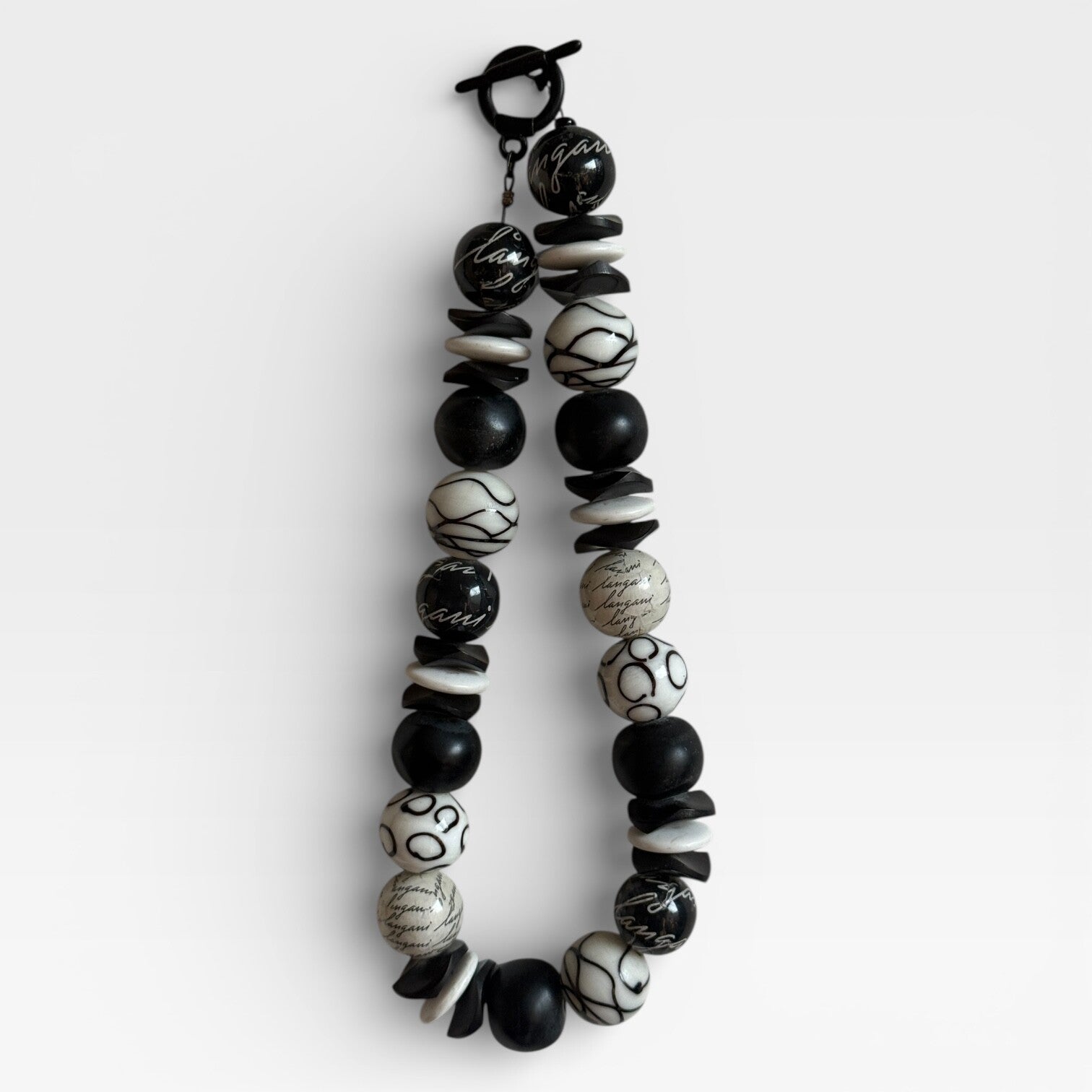 Zwart-witte statement ketting – grafisch design