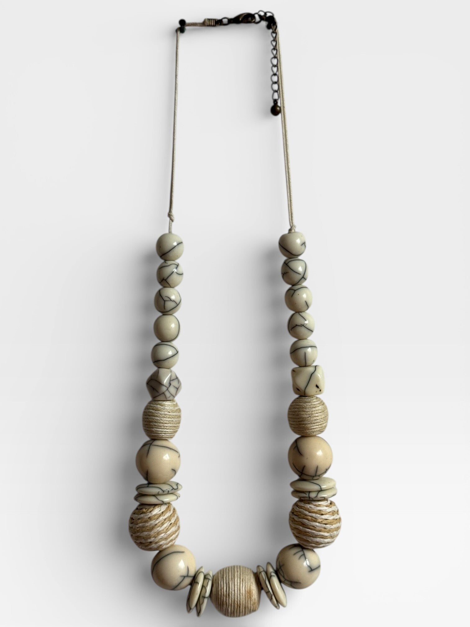 Crème kralen ketting met textuur – natuurlijke boho stijl
