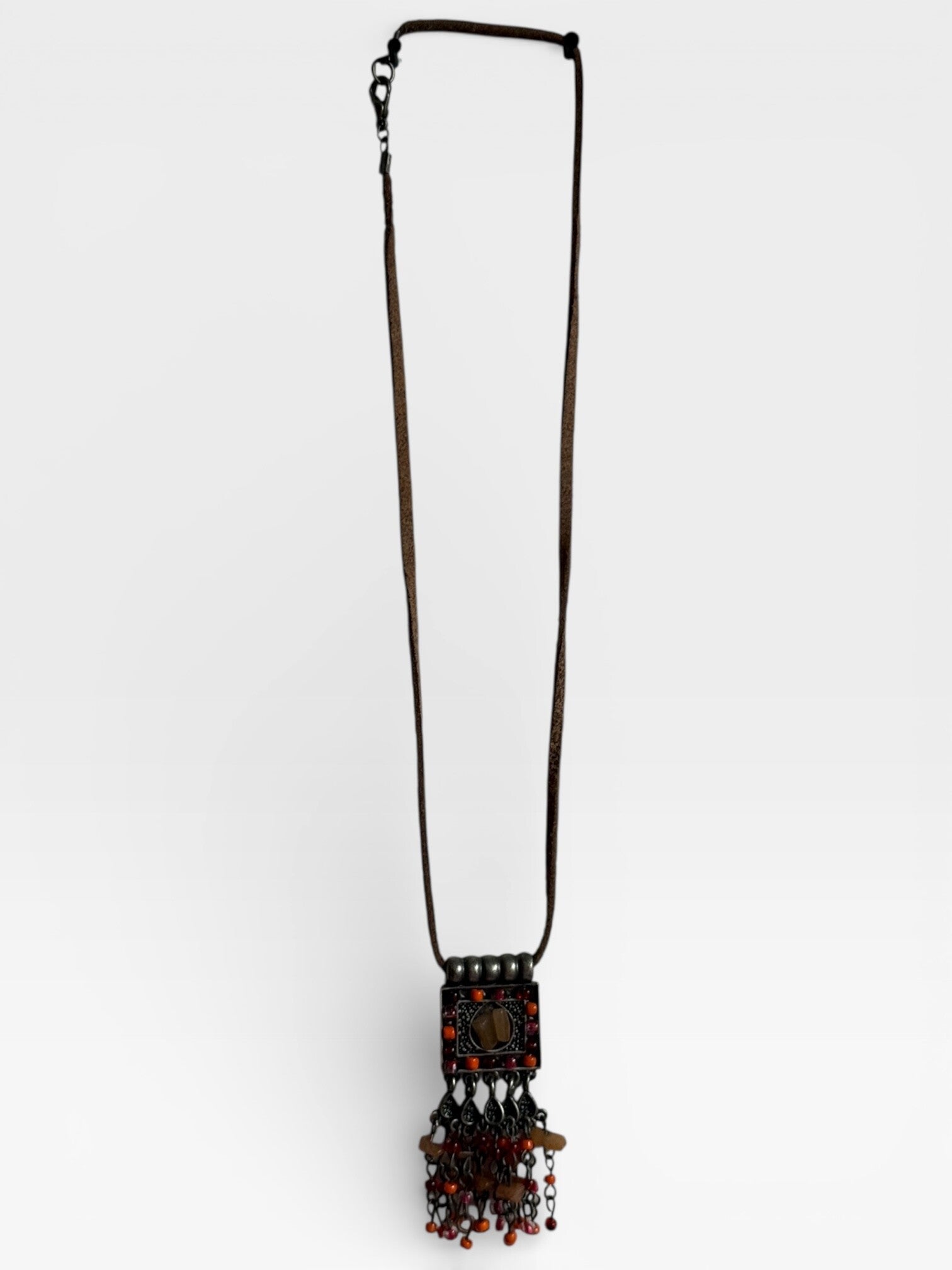 Boho ketting met bedels en leerkoord – etnische stijl