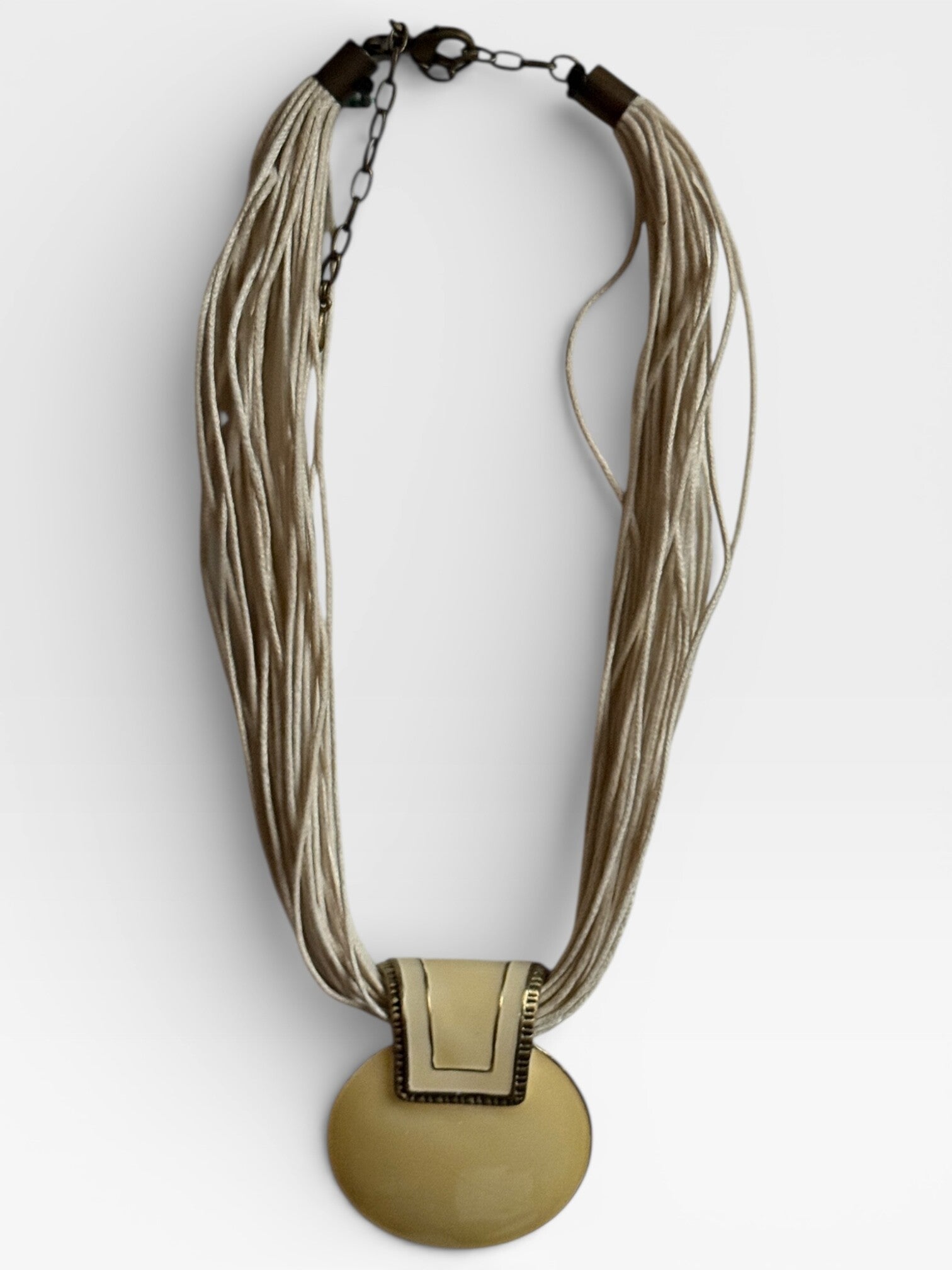 Beige koordketting met statement hanger – elegant vintage design