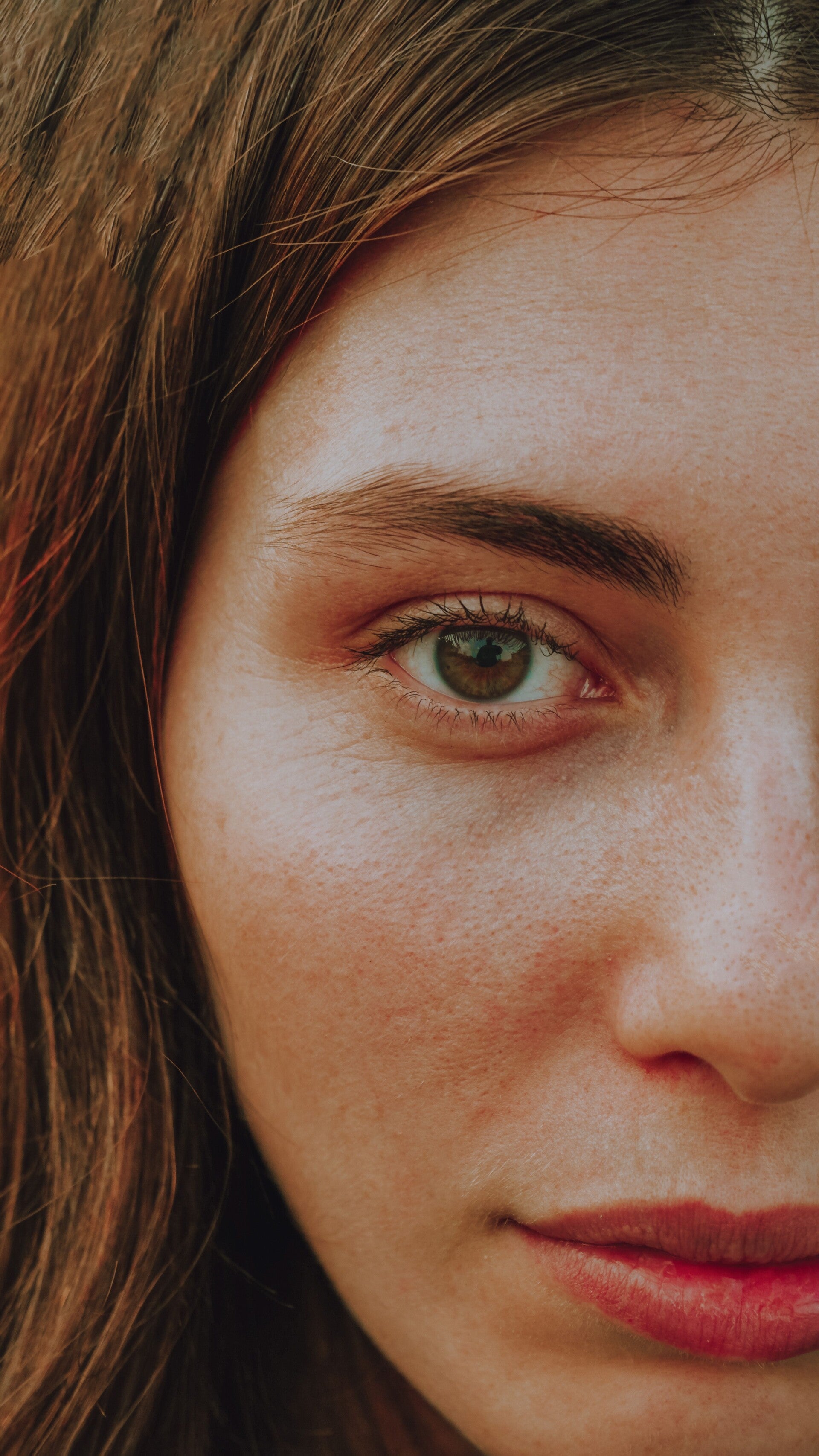 Primer plano del rostro de una mujer en el que se aprecia la textura de la piel