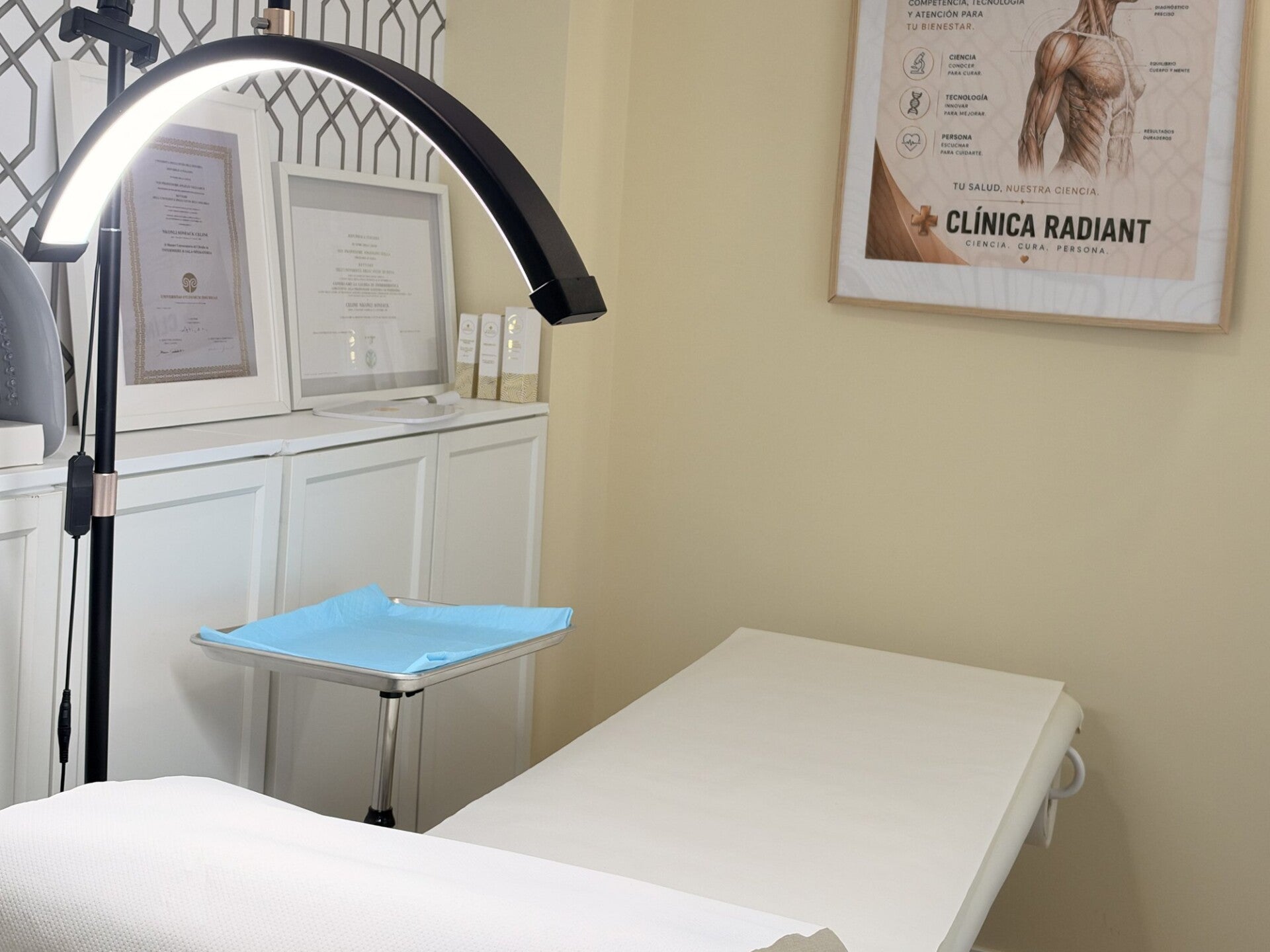 Cabina de tratamiento facial de Clínica Radiant con camilla y lámpara